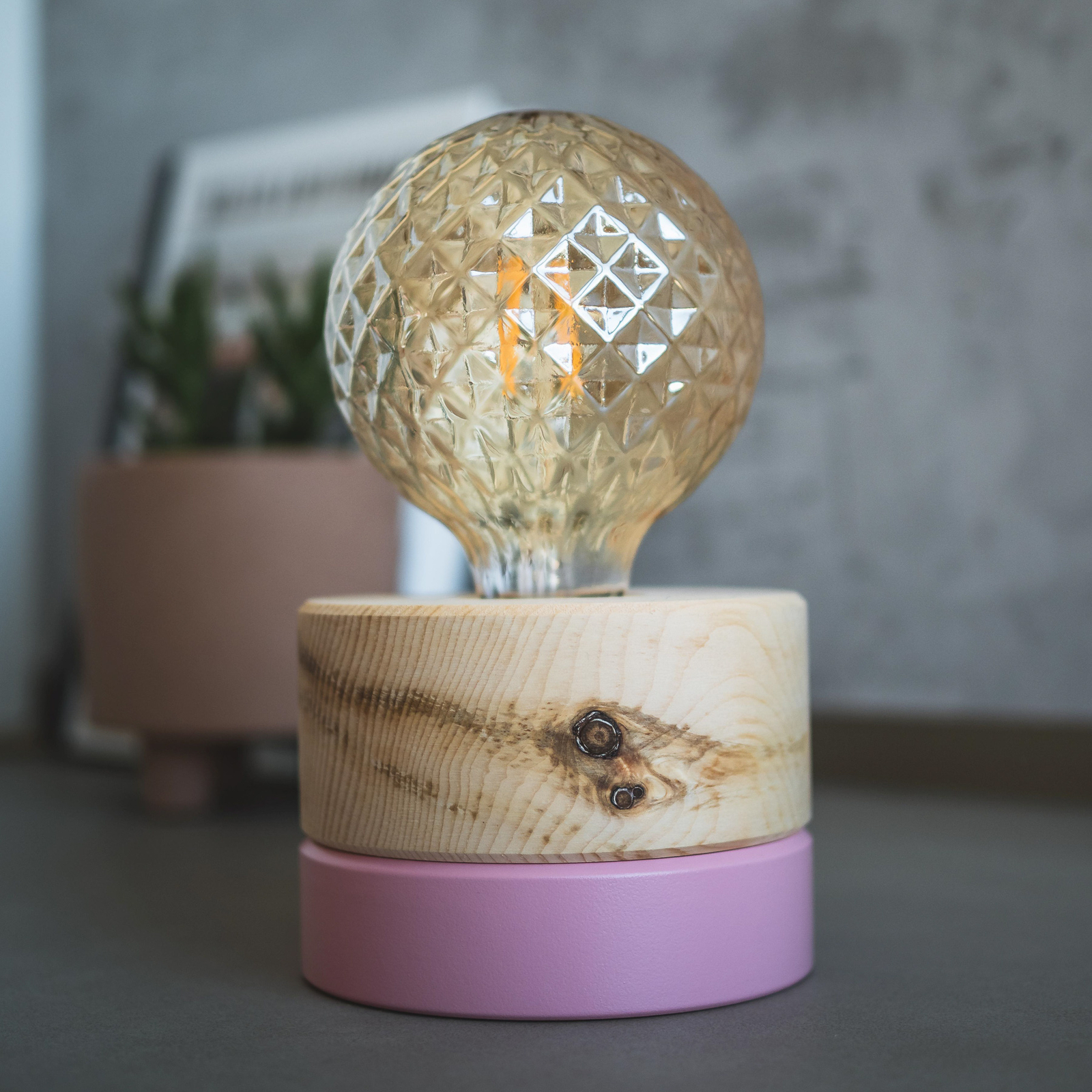 ALMUT 0239 table lamp, sustainable Swiss pine/pink