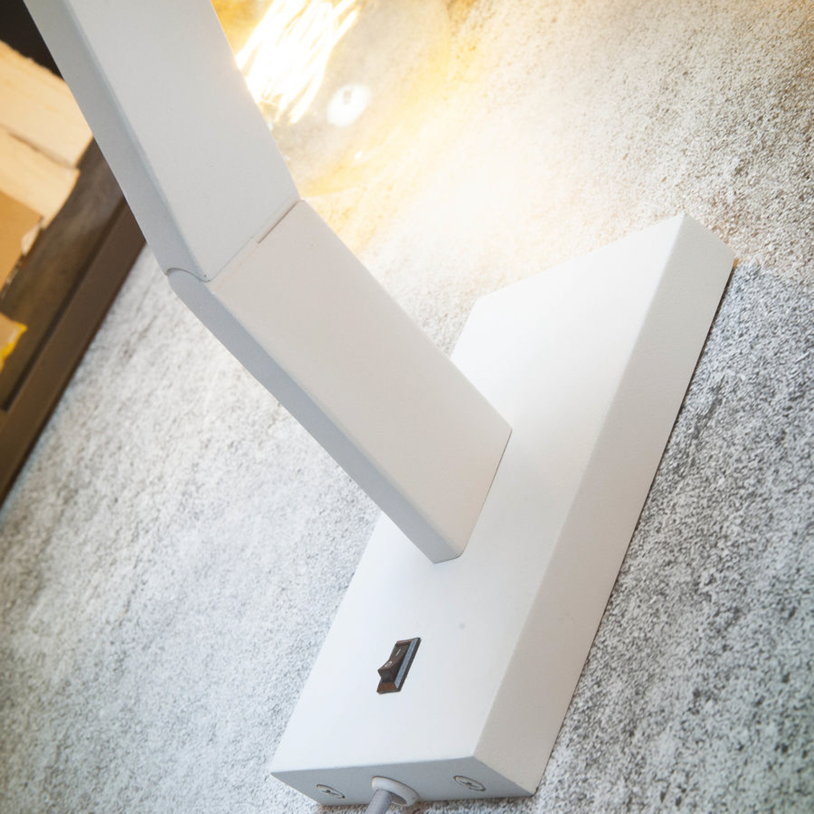 Riječ je o zidnoj lampi RoMi Biarritz, 40cm, bijela