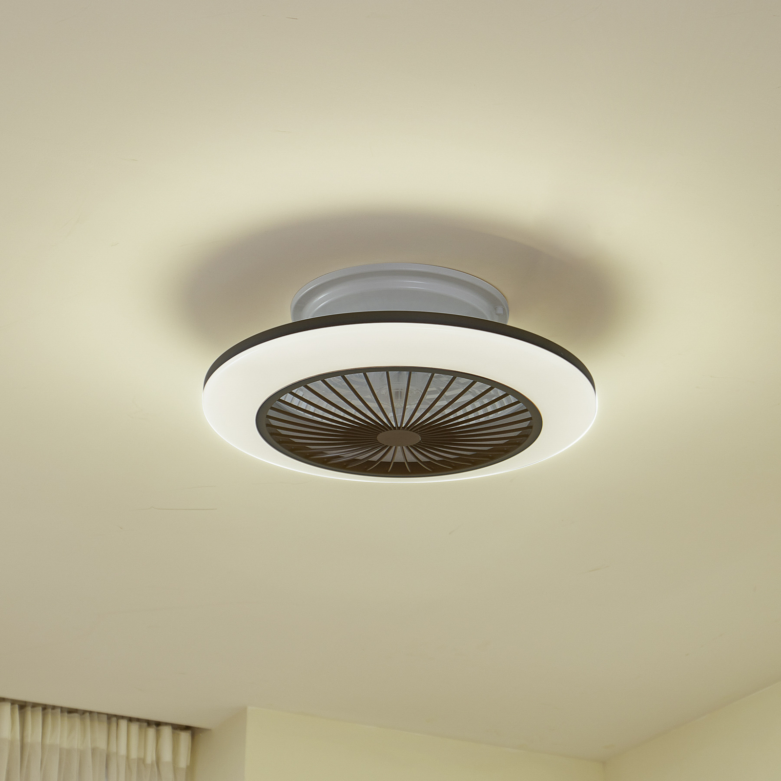 Lindby LED-loftventilator Mamuti, sort, støjsvag, Ø 55 cm