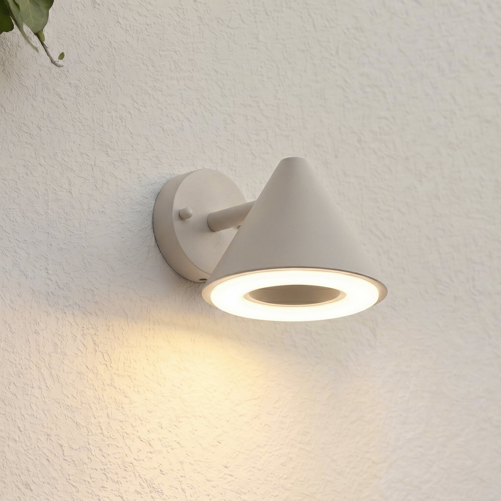 Soran LED-utomhusv&auml;gglampa, metall, h&ouml;jd 12 cm, taupe, IP44 &ndash; Lindby - Modern - Med en ljusk&auml;lla