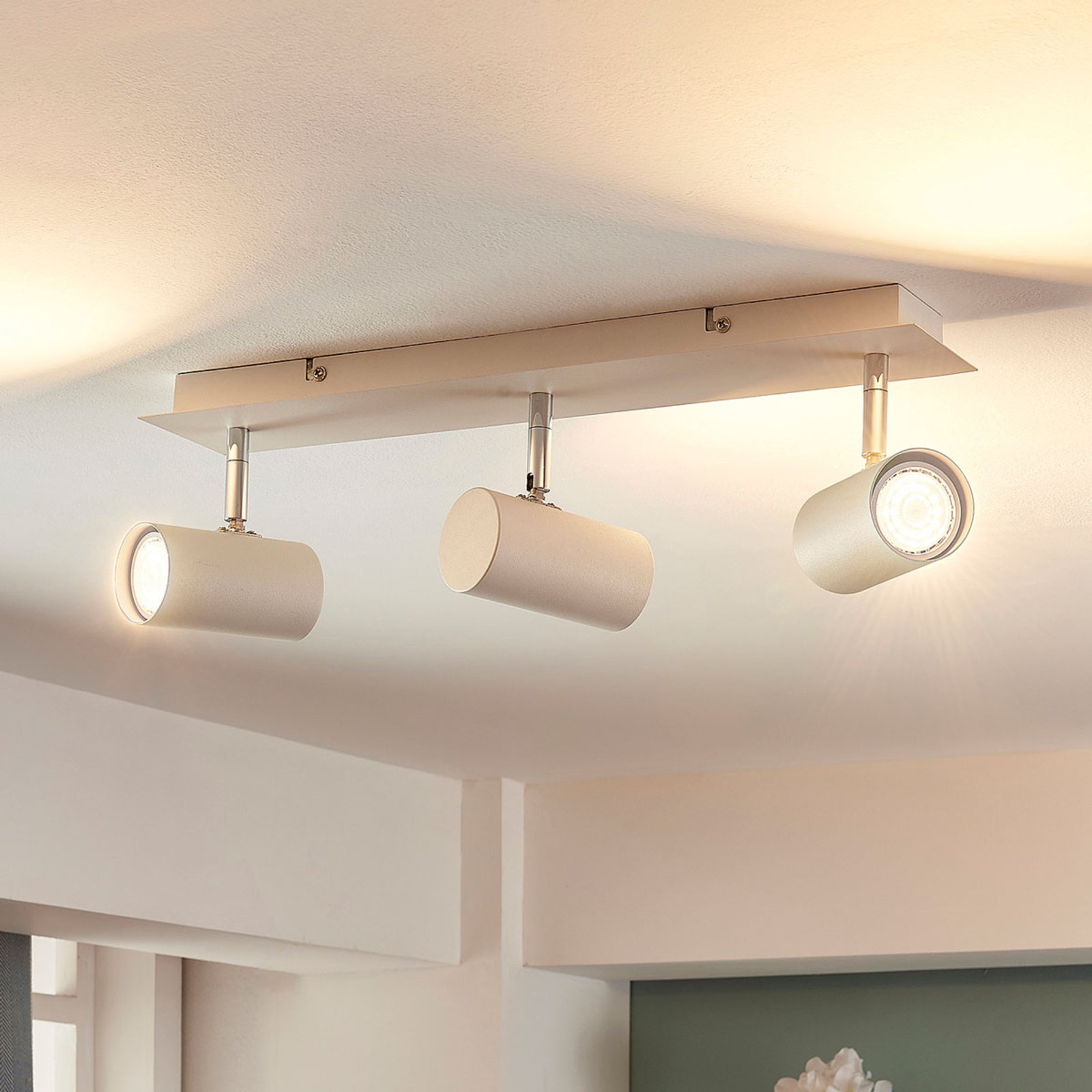 LED taklampe Iluk i hvitt, med tre lys | Lampegiganten.no Kvadratisk LED taklampe Iluk, fire lys | Lampegiganten.no