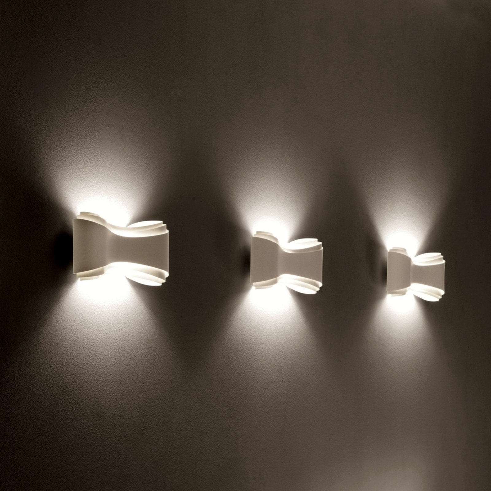 Biele dizajnové nástenné svietidlo Ionica
