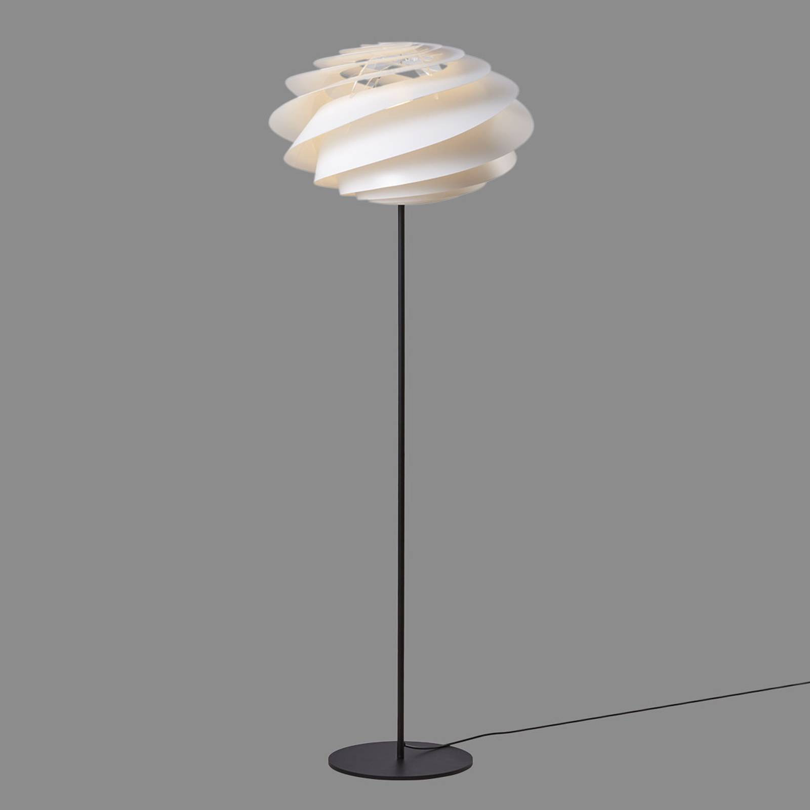 LE KLINT Swirl – biała designerska lampa podłogowa