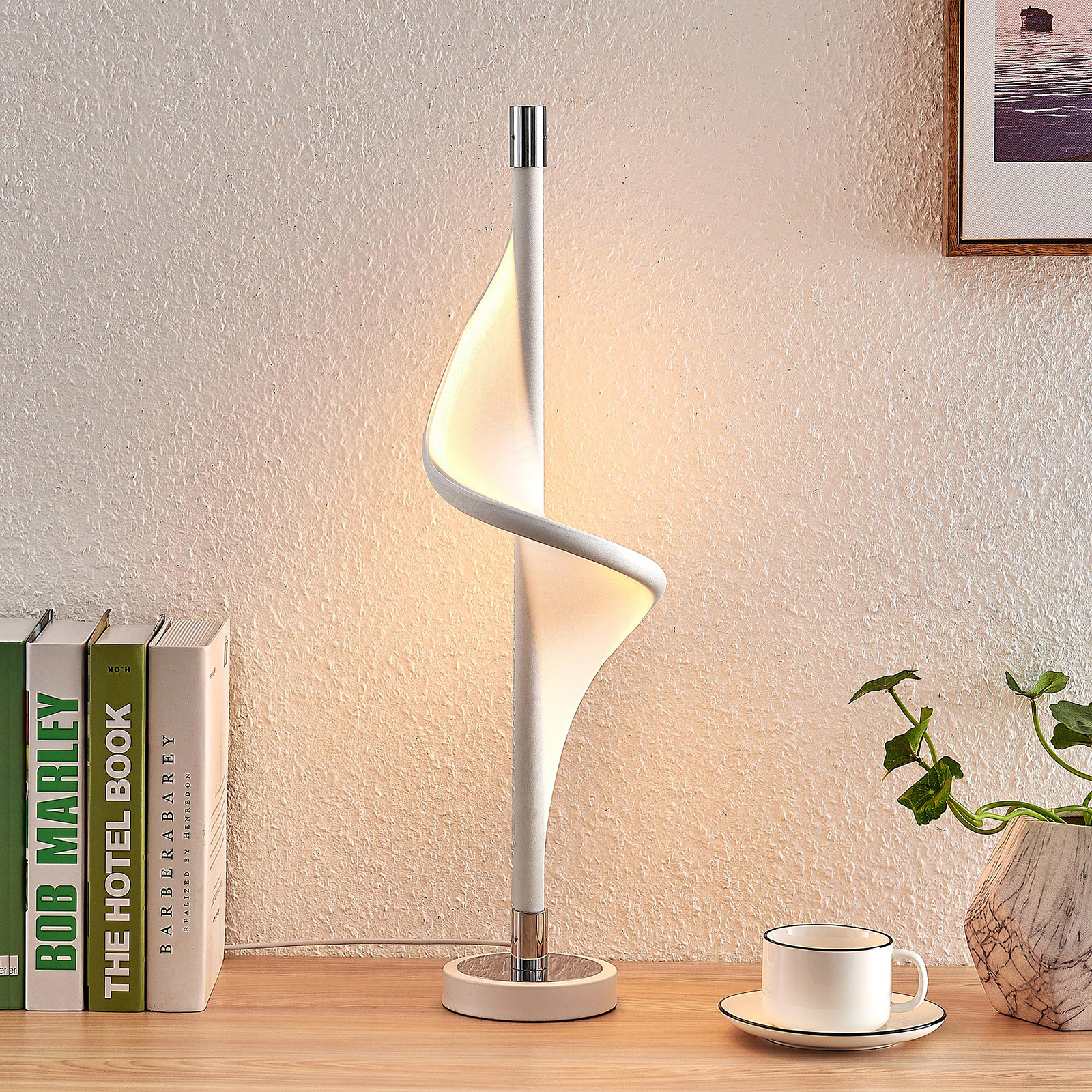 Lucande Edano LED-bordslampa i rotad form