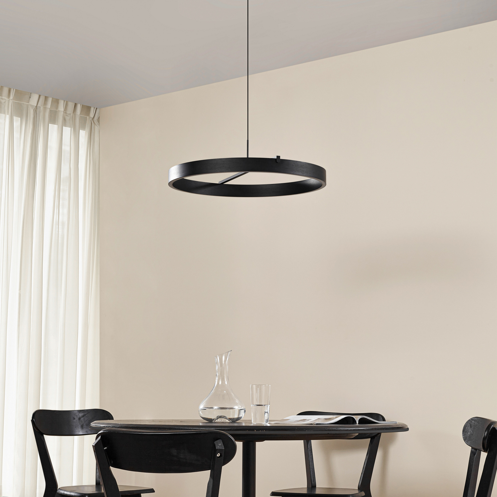 Lucande LED piekaramā lampa Rovan, Ø 60 cm, melna, CCT, dimmerējama