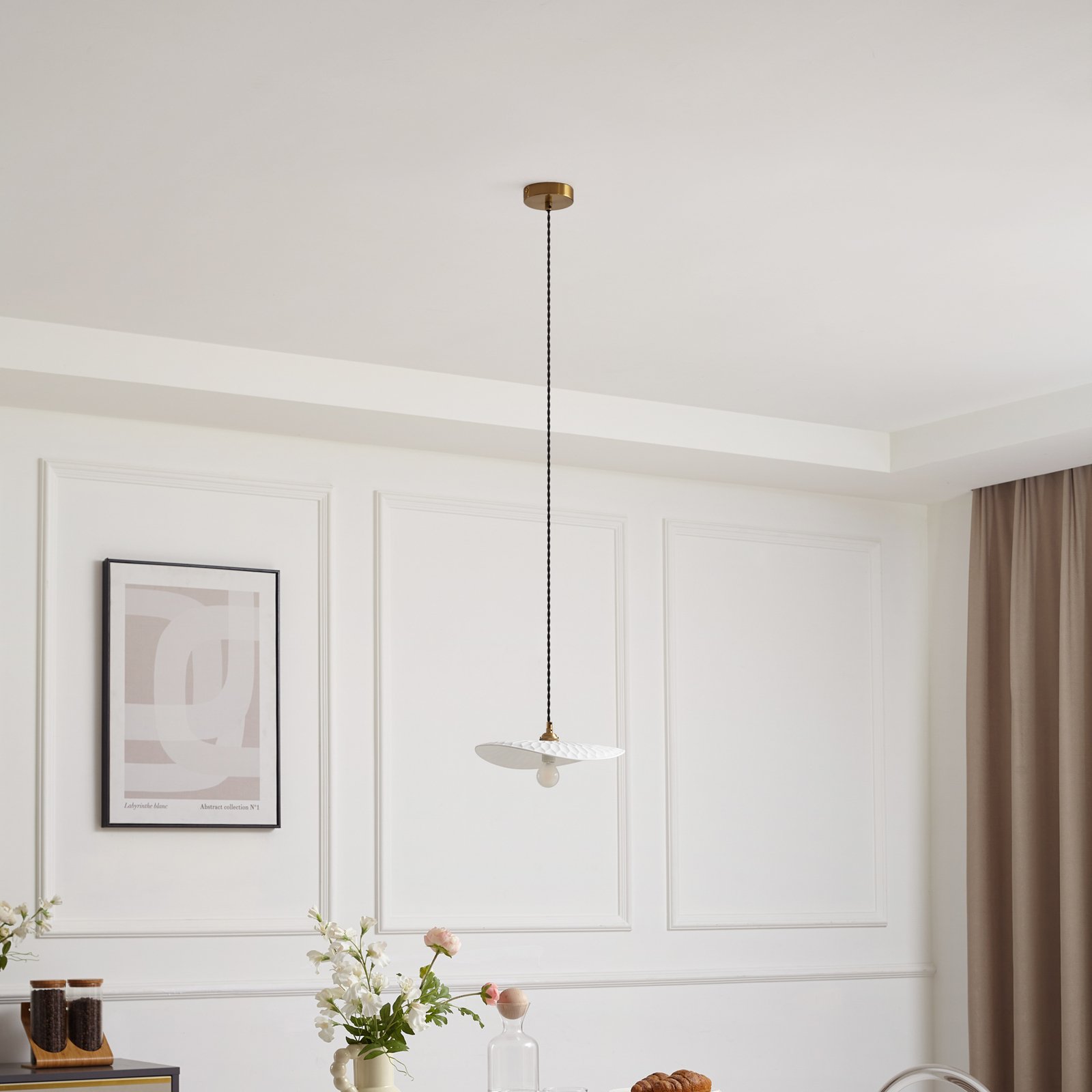 Candeeiro suspenso Lindby Annira, Ø 29 cm, cerâmica, branco/latão