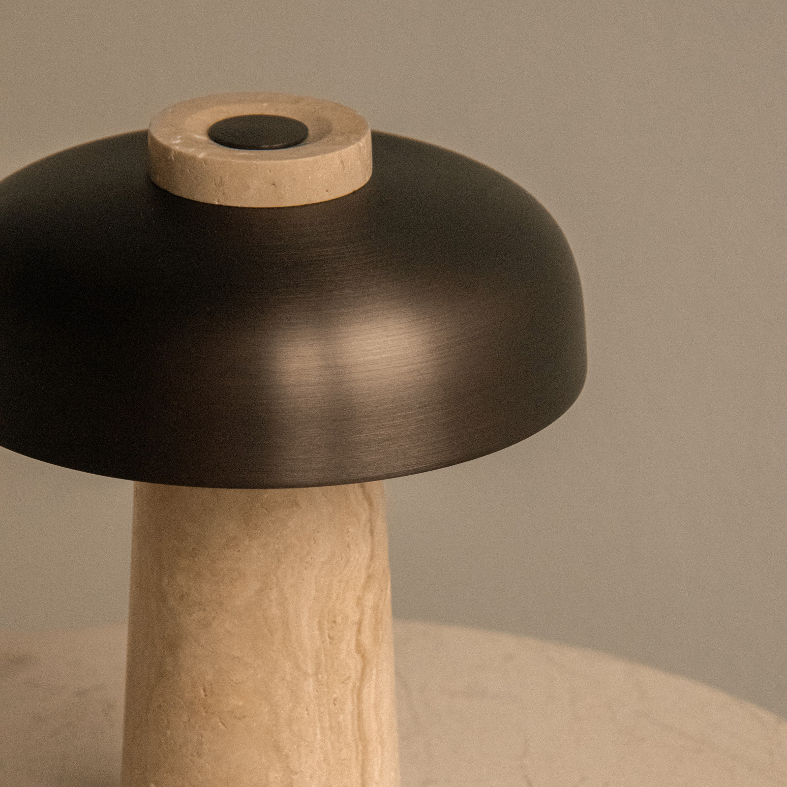 Reverse Přenosné Stolní Lampa Pískový Travertine/Bronzed Hliník - Audo Copenhage