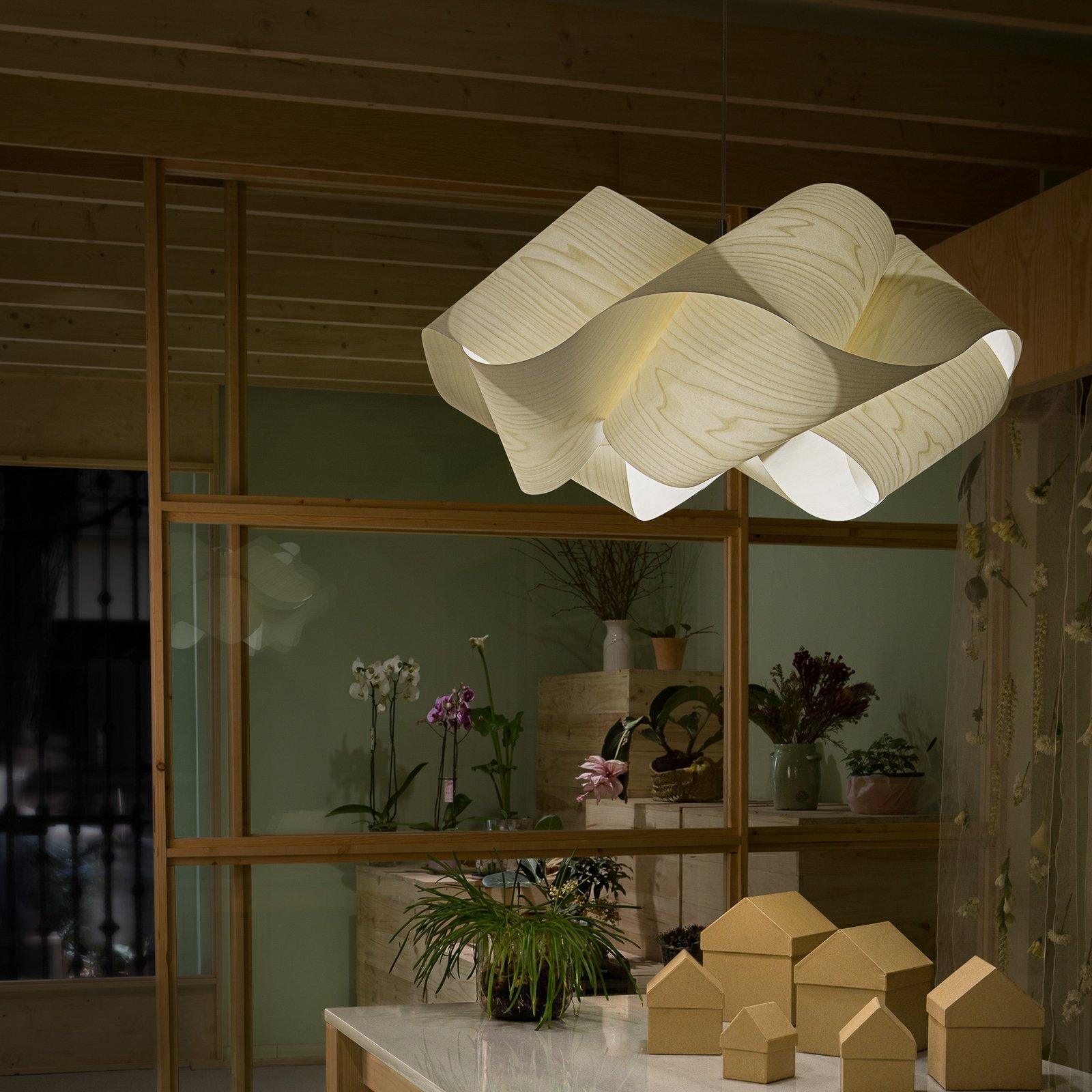 LZF hengelampe Swirl, elfenben-/nikkelfarget, Ø 54 cm, tre