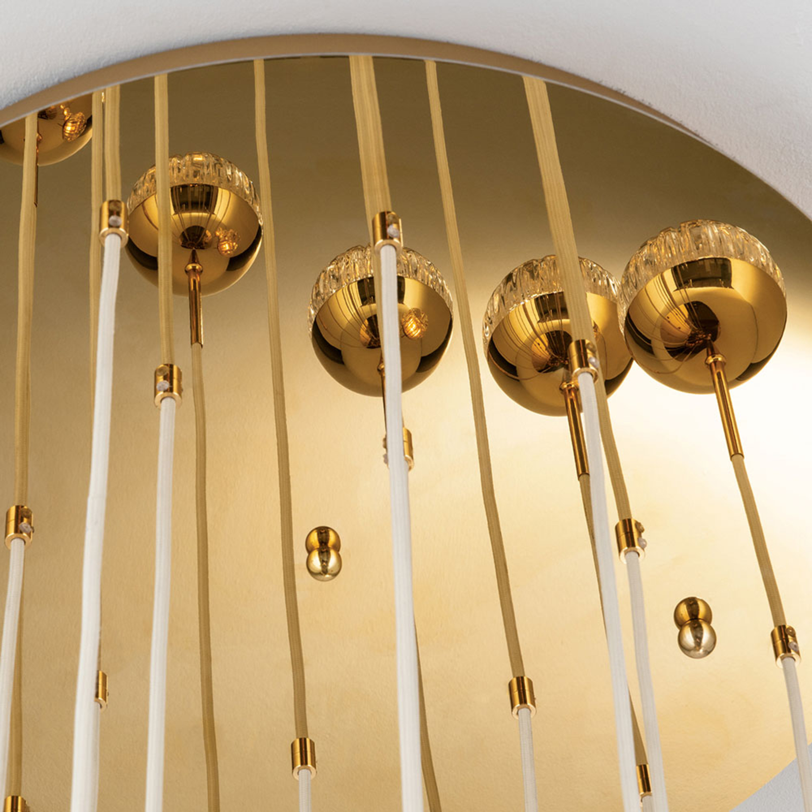 LED függő lámpa Ball 18-izzós, arany / krém