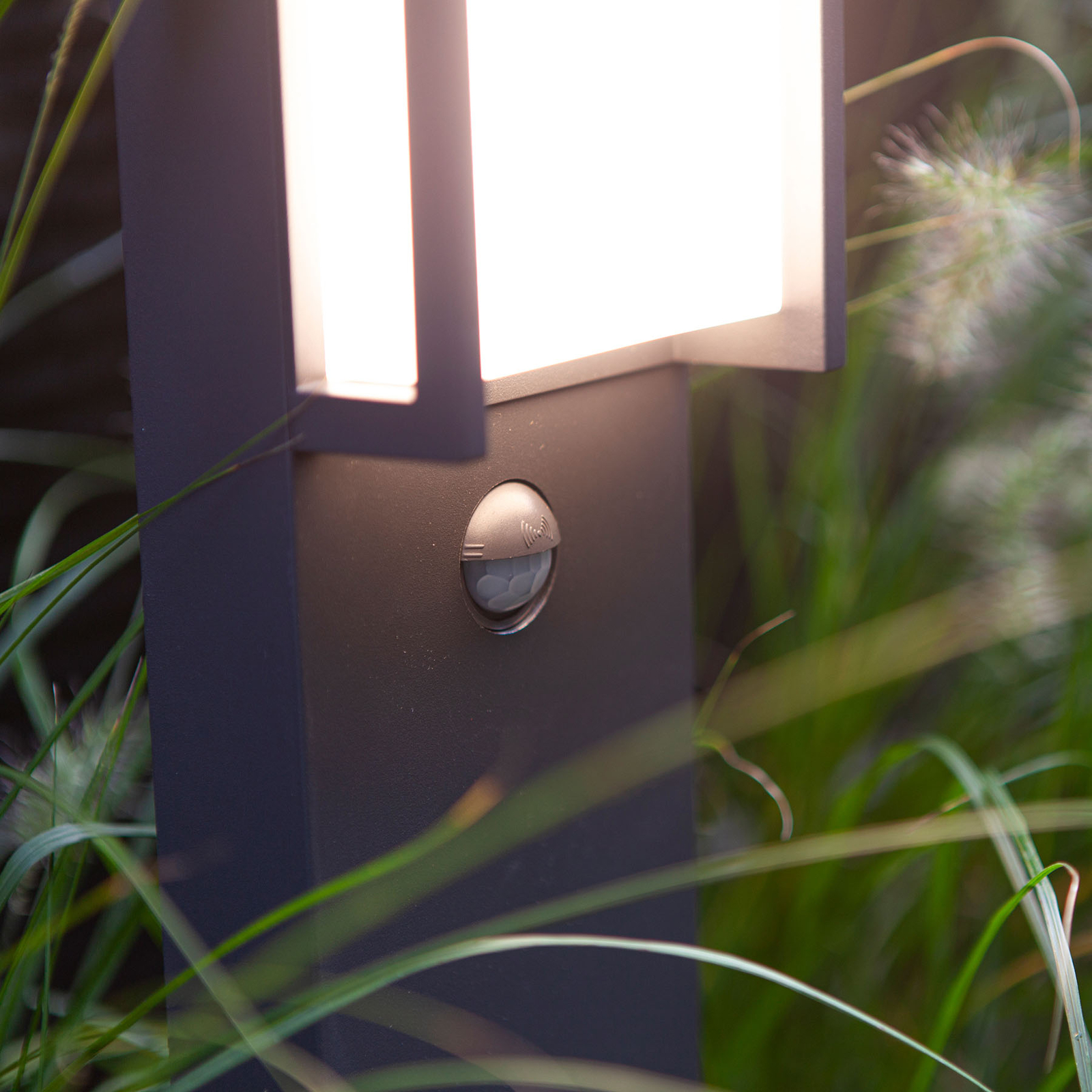 Qubo LED-gadelampe, antracit, bevægelsessensor