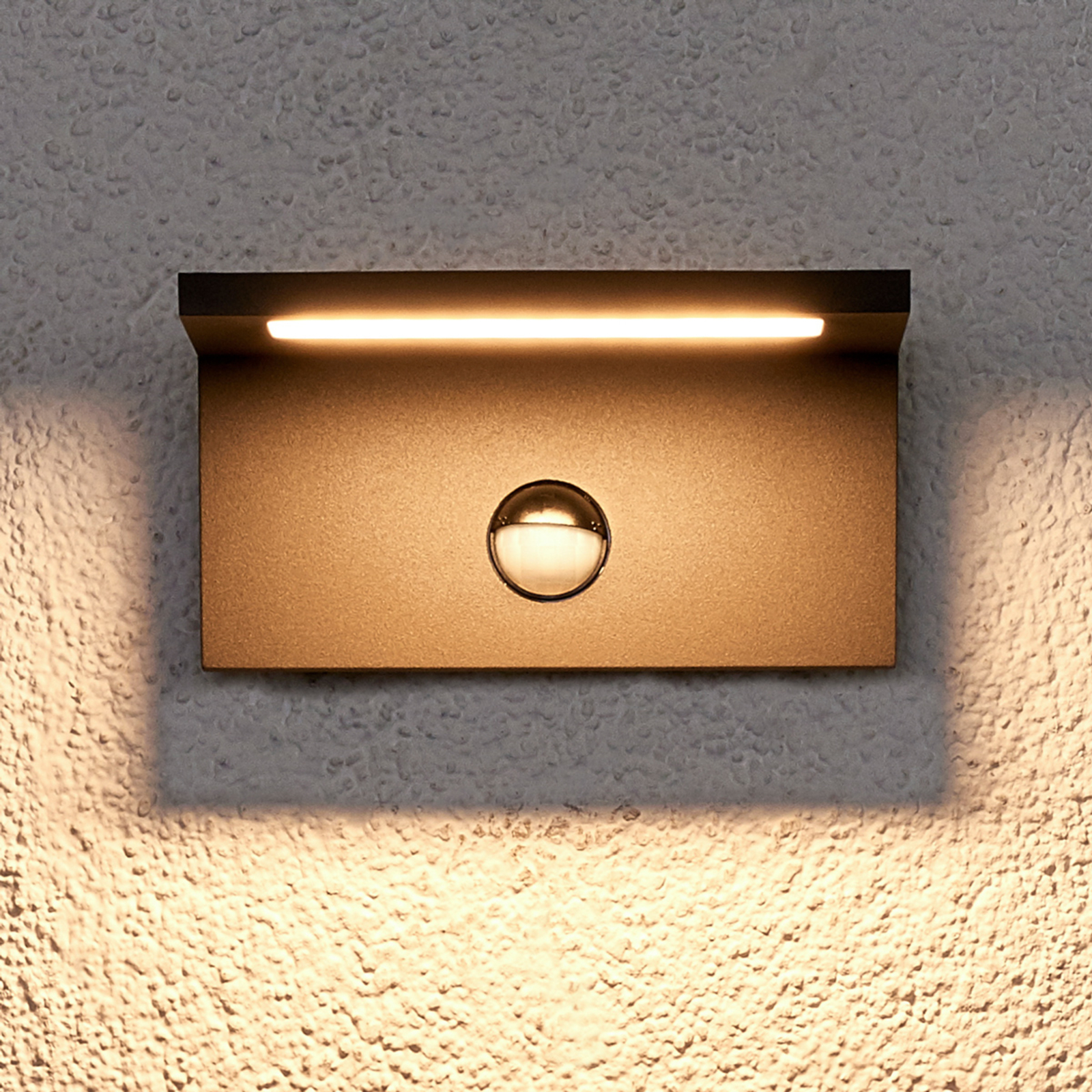Darina LED OutdoorWall Lamp w/Sensor Graphite - Lucande