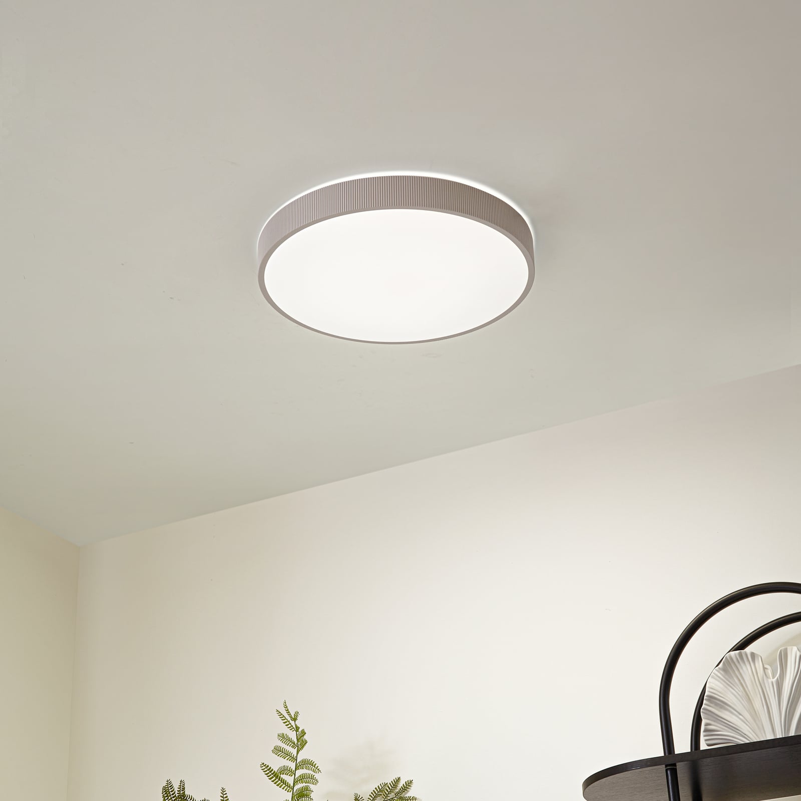 Lindby LED griestu lampa Zylo, gaiši pelēka, Ø49 cm, CCT ar dimmeru