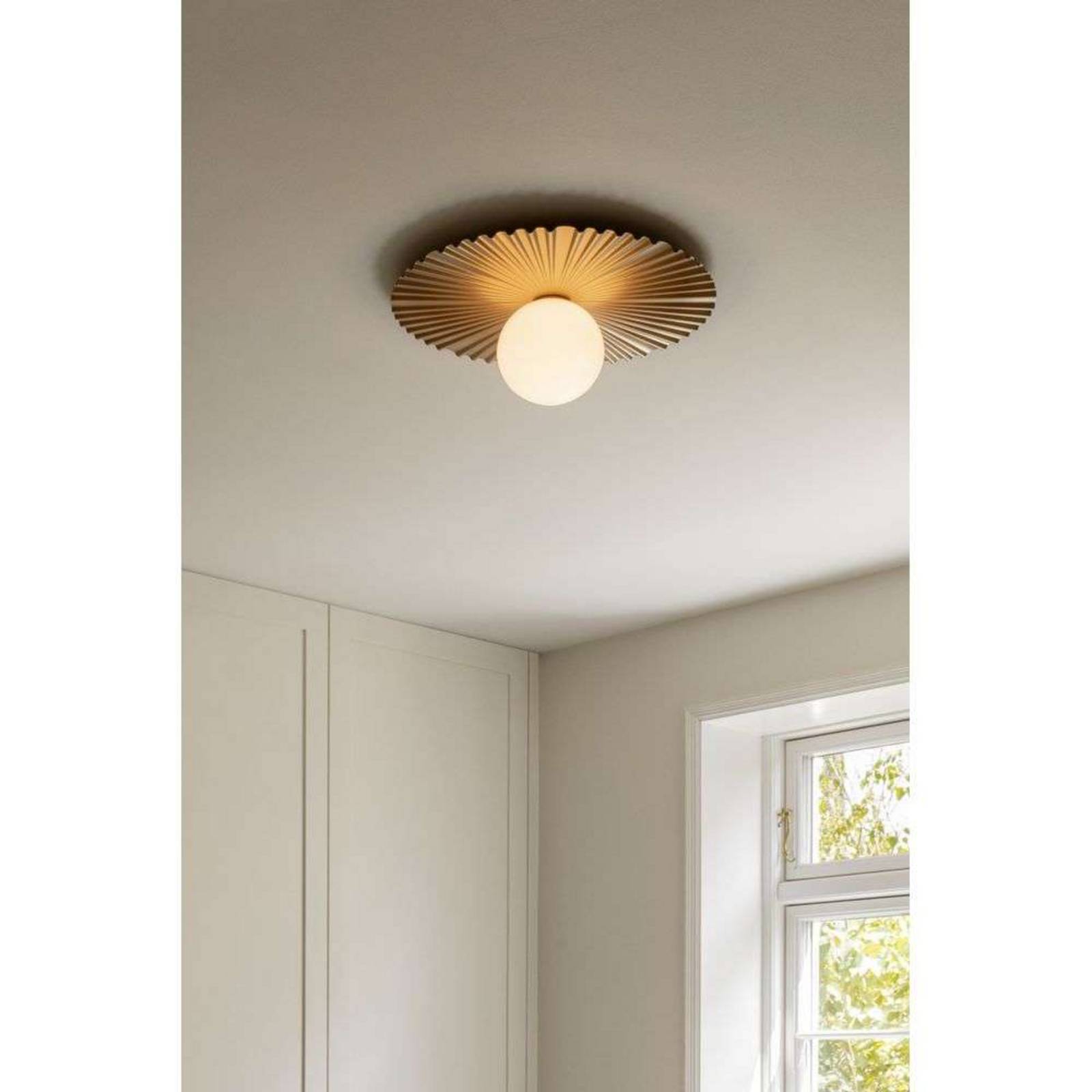 Nuura Wandlampe Liila Muuse, Ø 42 cm, IP44, gold/opal günstig online kaufen