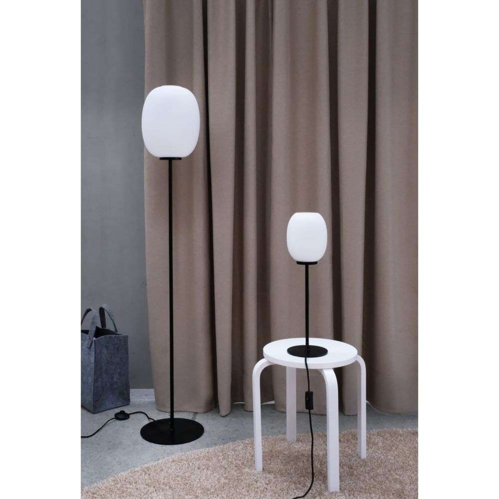 DL39 golvlampa, opal/svart, h&ouml;jd 150 cm &ndash; Dyberg Larsen - Vardagsrum - Skandinavisk - Metall - Med en ljusk&auml;lla