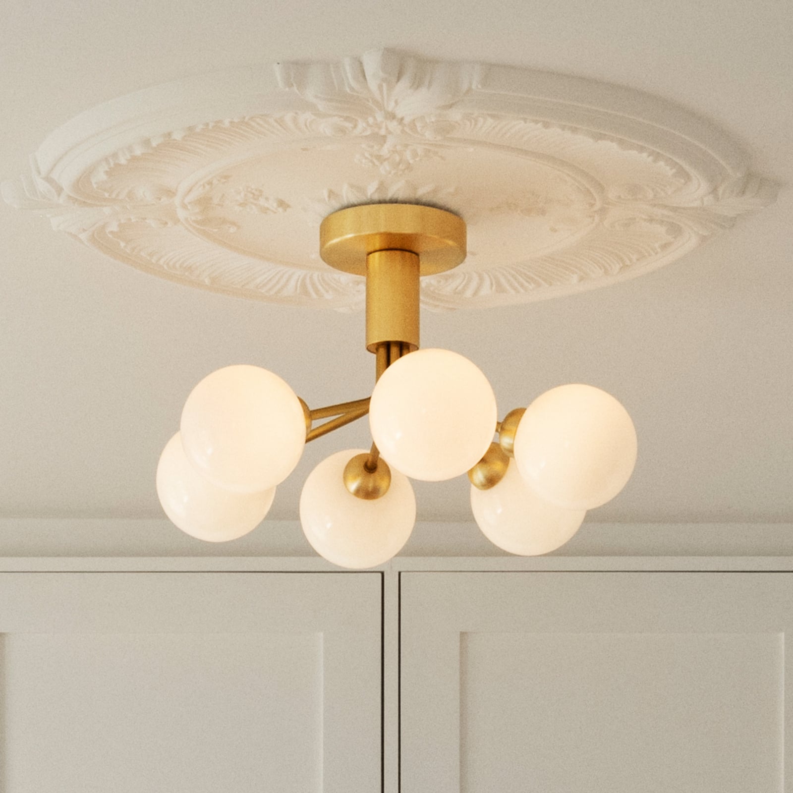 Apiales 6 loftlampe, messing/opal, Ø 50 cm, 6 lyskilder - Nuura