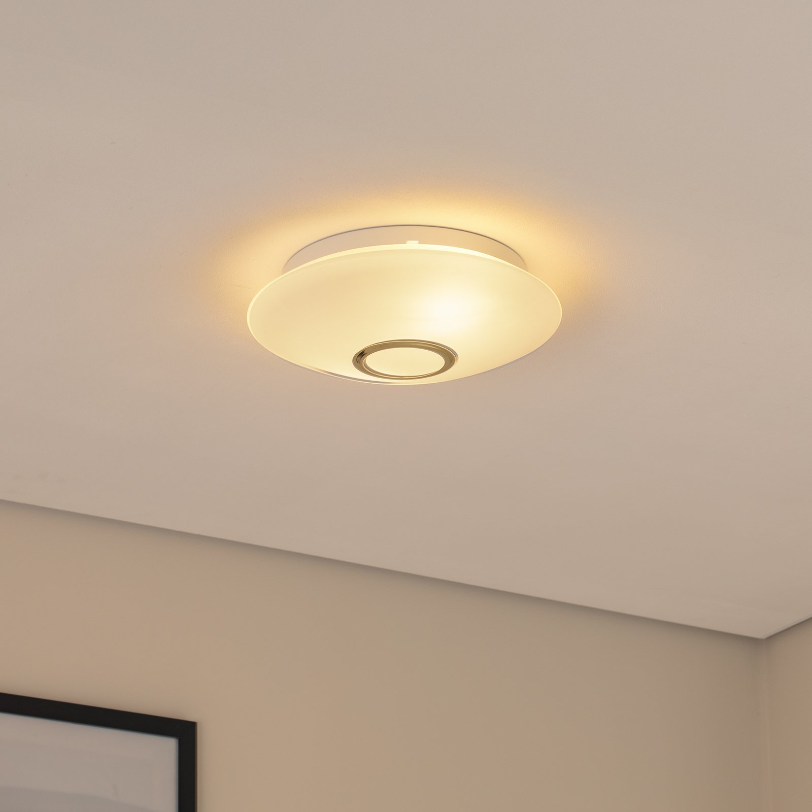 Lampa sufitowa Cyril ze szkła, biało-mosiężna