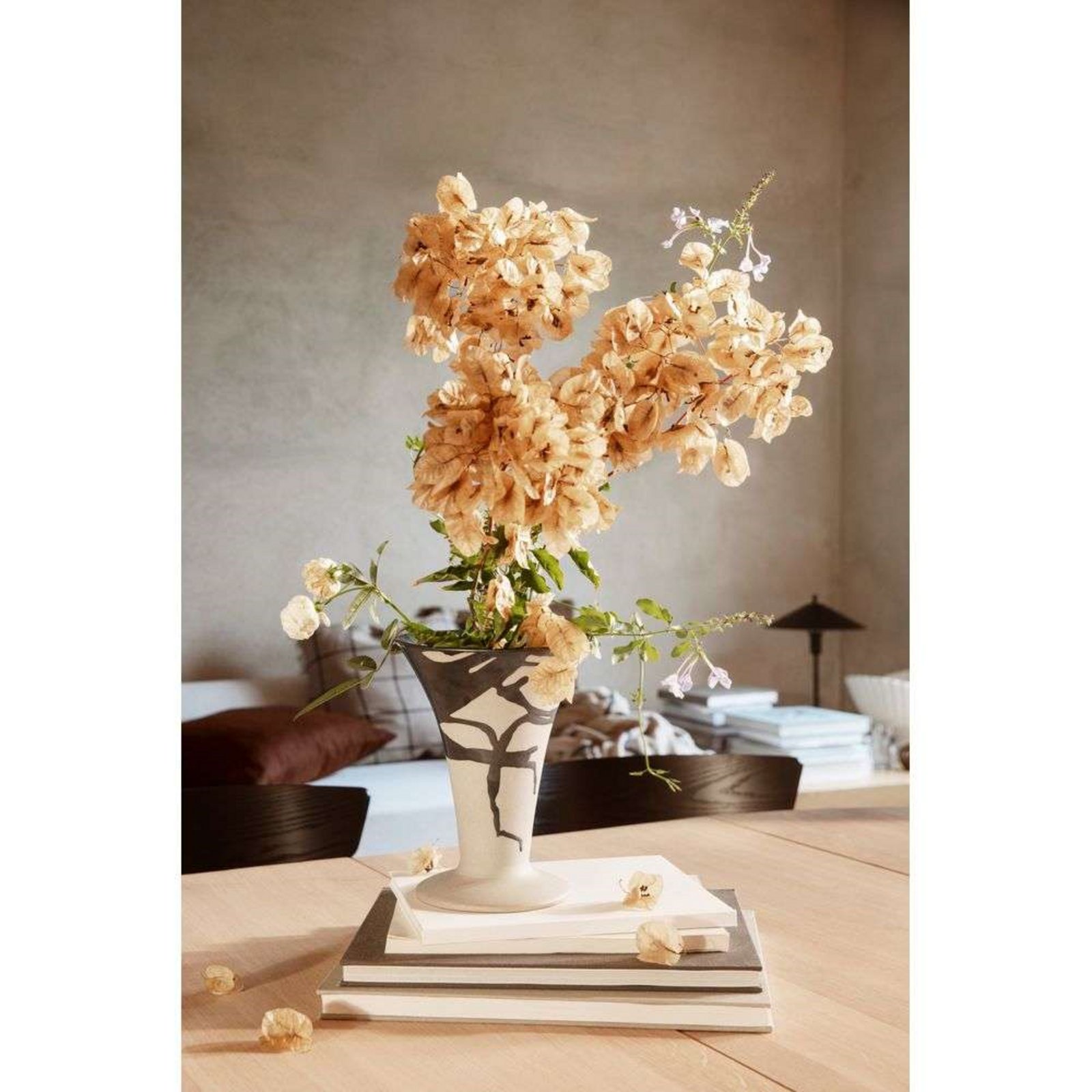 Flores Vase Sand/Black - ferm LIVING