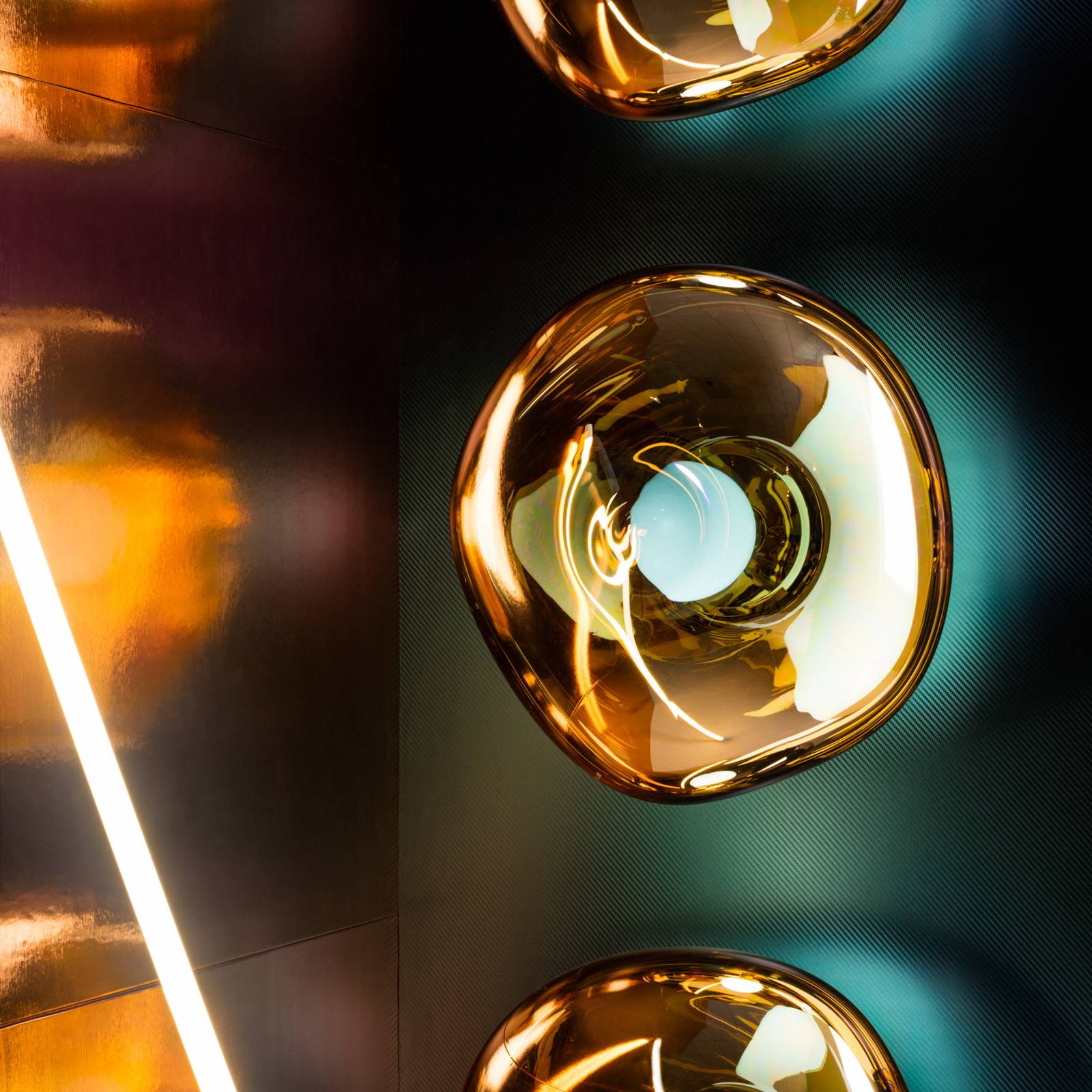Tom Dixon kinkiet LED Melt Surface, Ø 50 cm, bursztynowe złoto