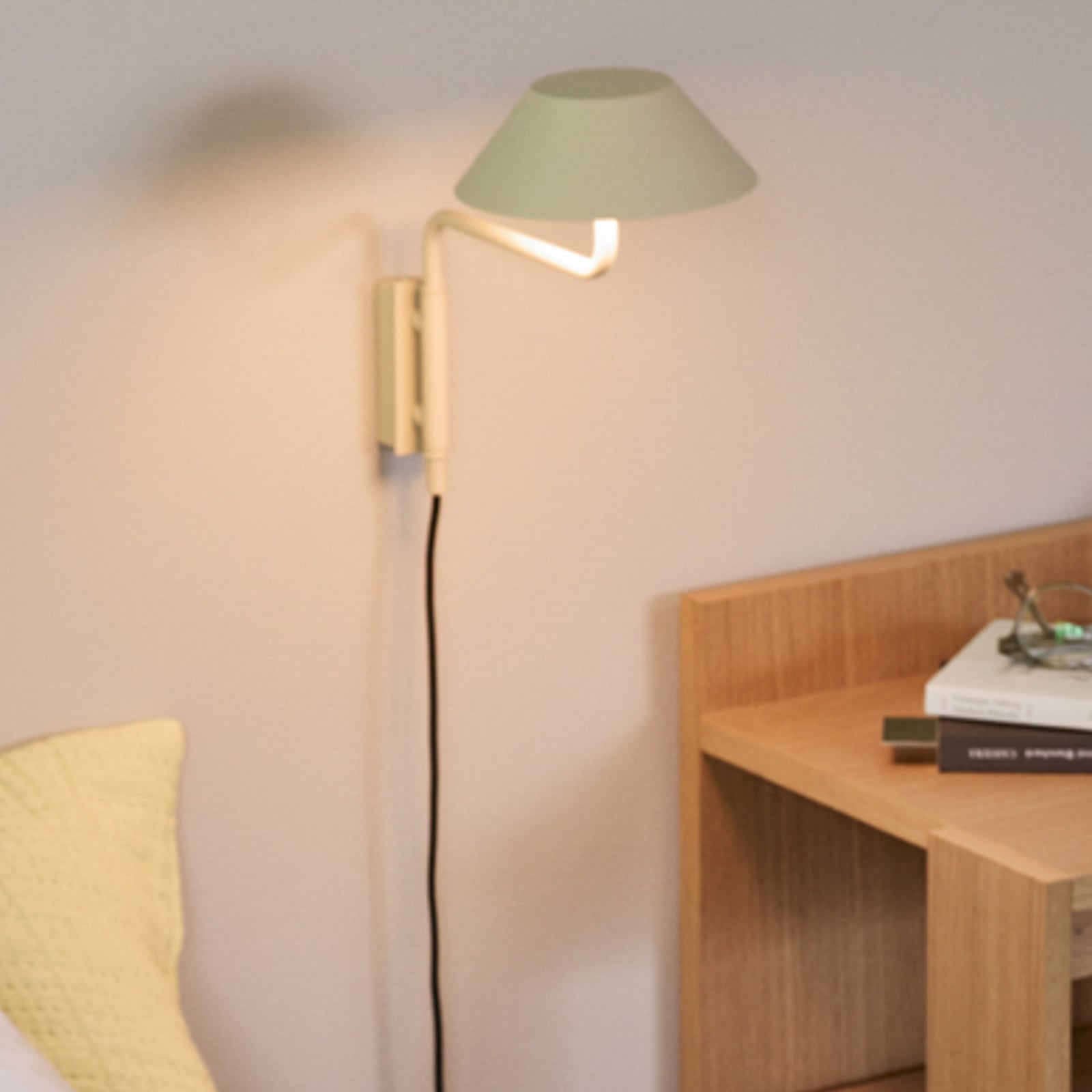 COVER LED-vägglampa i sandfärg, utskjutning 30 cm – Hübsch