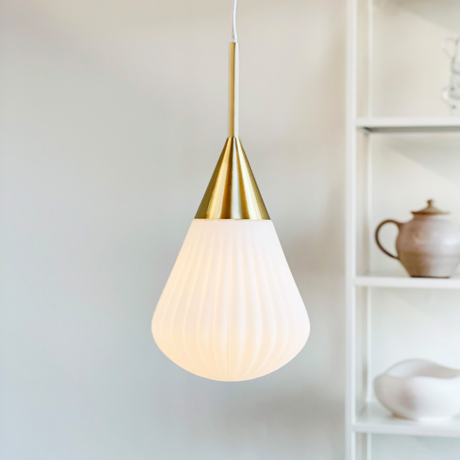 Lampă suspendată Dyberg Larsen Ballon Ø 21 cm alb/culoarea alamei - Camera de zi / sufragerie - Design - opal alamă - Sticlă