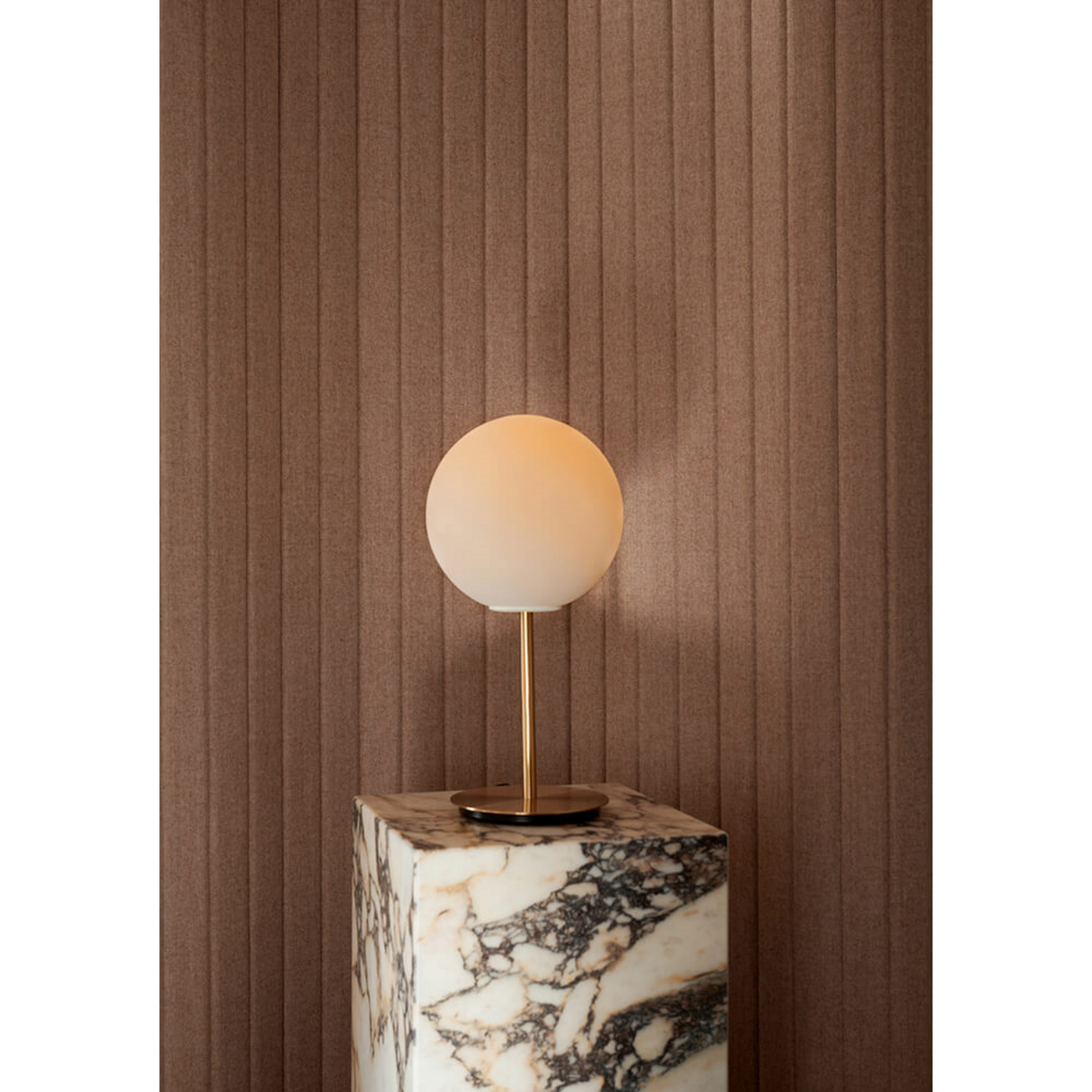 TR Bulb Stolová Lampa Brushed Brass/Matt Opal - Audo Copenhagen