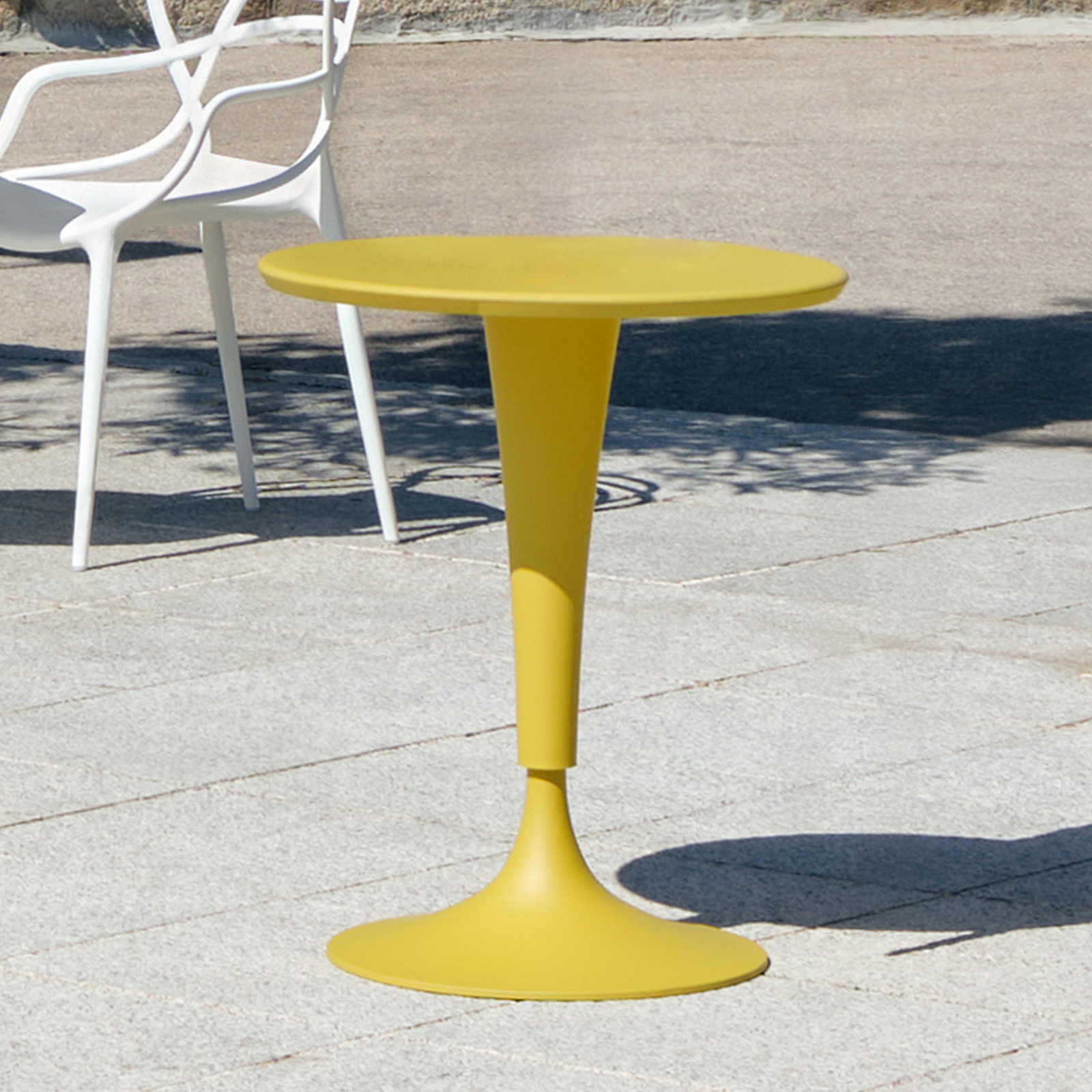Table DR. NA, jaune moutarde, hauteur 73 cm - Kartell