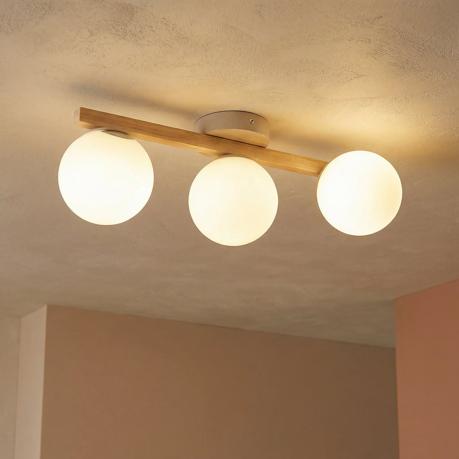 Plafonieră Estera, sticlă opală, lemn, trei flăcări