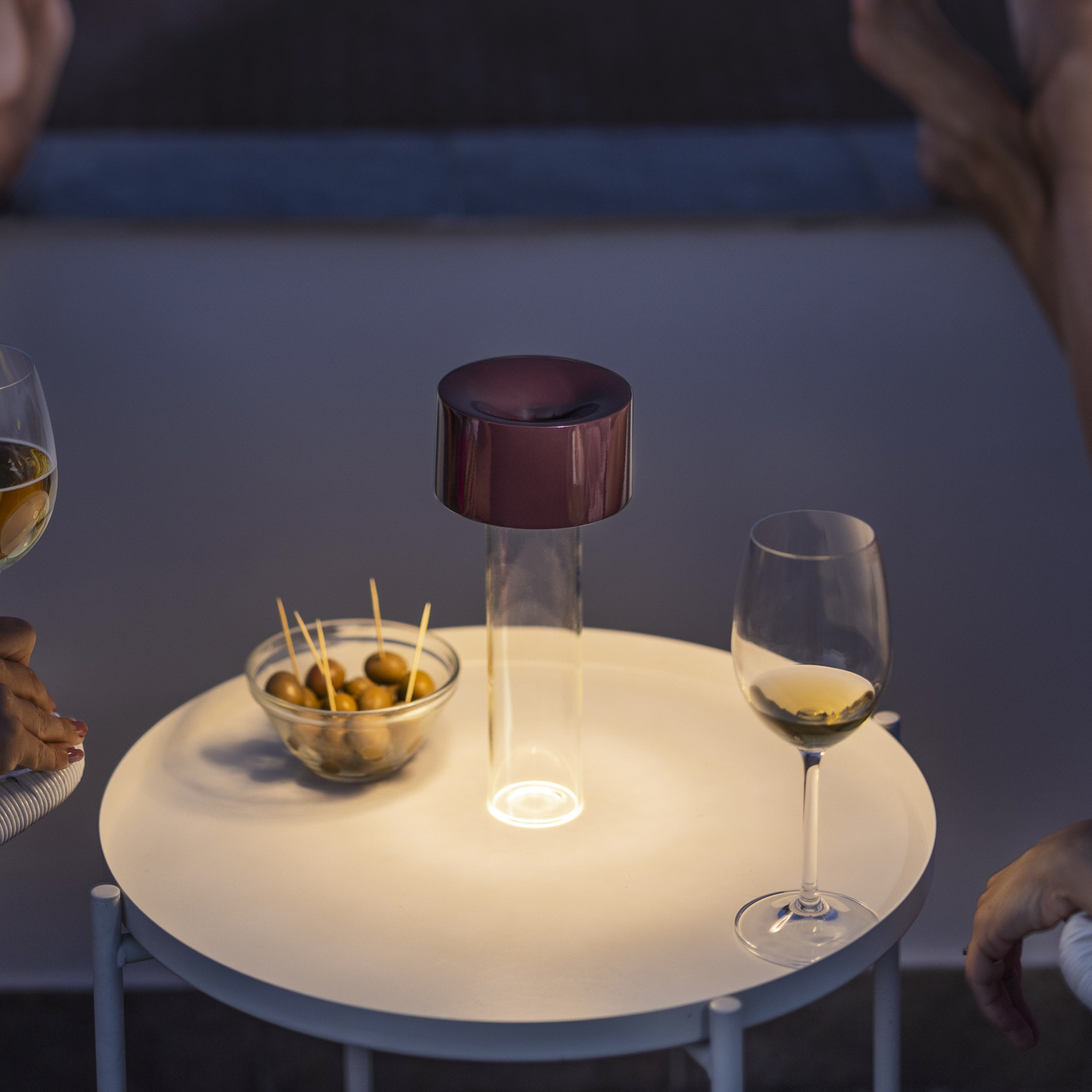 Foscarini LED-uppladdningsbar bordslampa Fleur, vinröd
