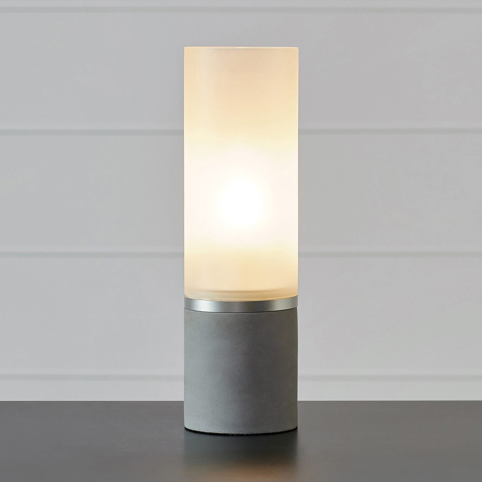Lampă de masă Molo, bază din beton, sticlă mată, înălțime 40 cm