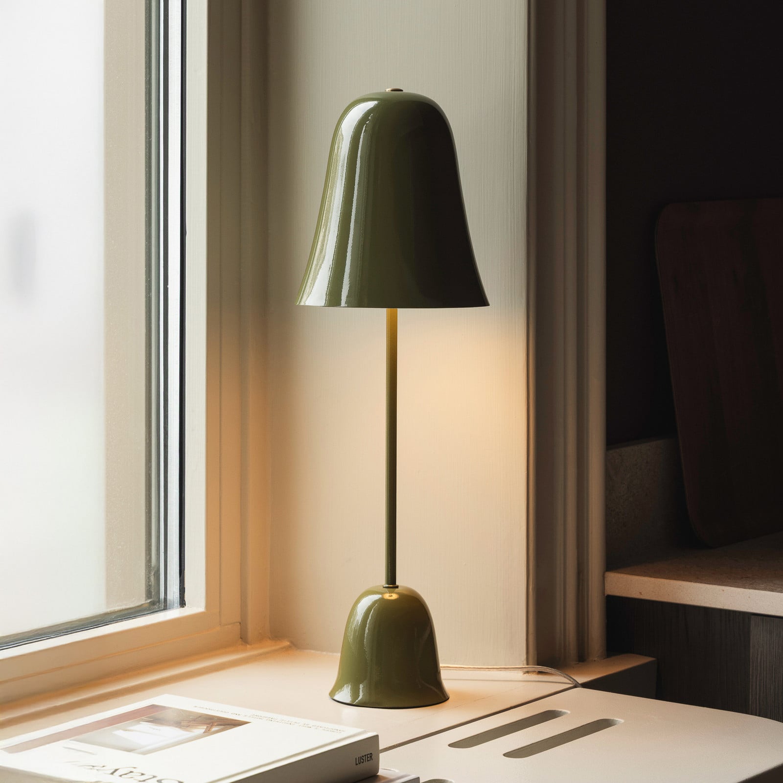 Blåklockan bordslampa, olivgrön, höjd 56 cm – Globen Lighting - Vardagsrum - Skandinavisk - Metall - Med lampskärm