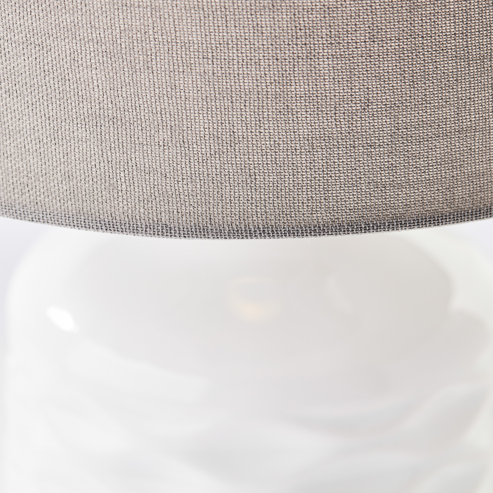 Galda lampa Ilysa, auduma abažūrs pelēks keramikas pamatne balta