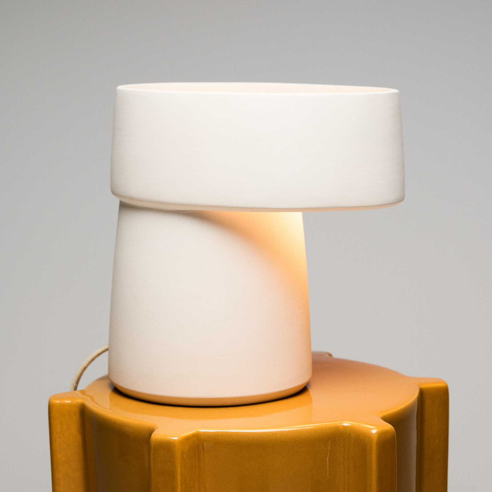 WHITE ROMÉ 01 bordlampe, beige, stentøj, højde 23,5 cm, E14 – Serax