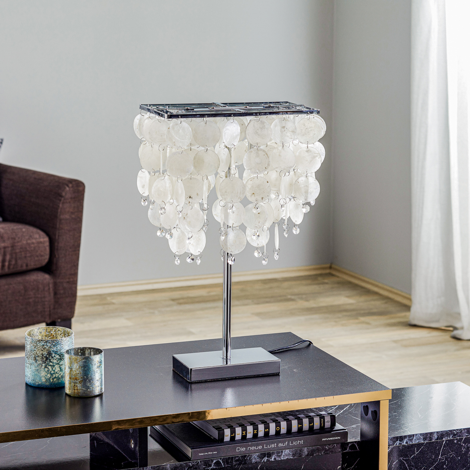 Makani table lamp, chrome, with shell decor