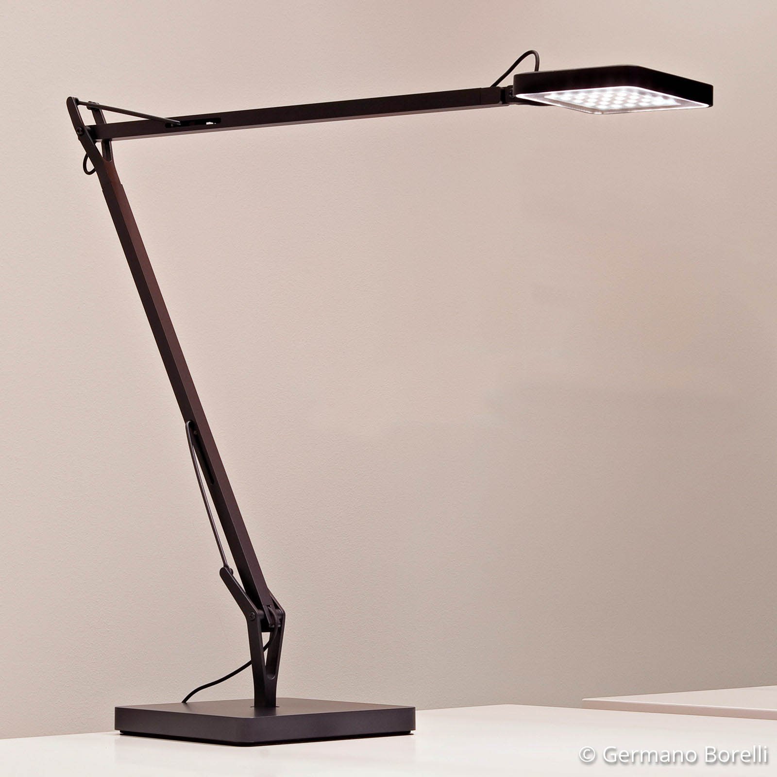 FLOS Kelvin lampa stołowa LED w kolorze czarnym