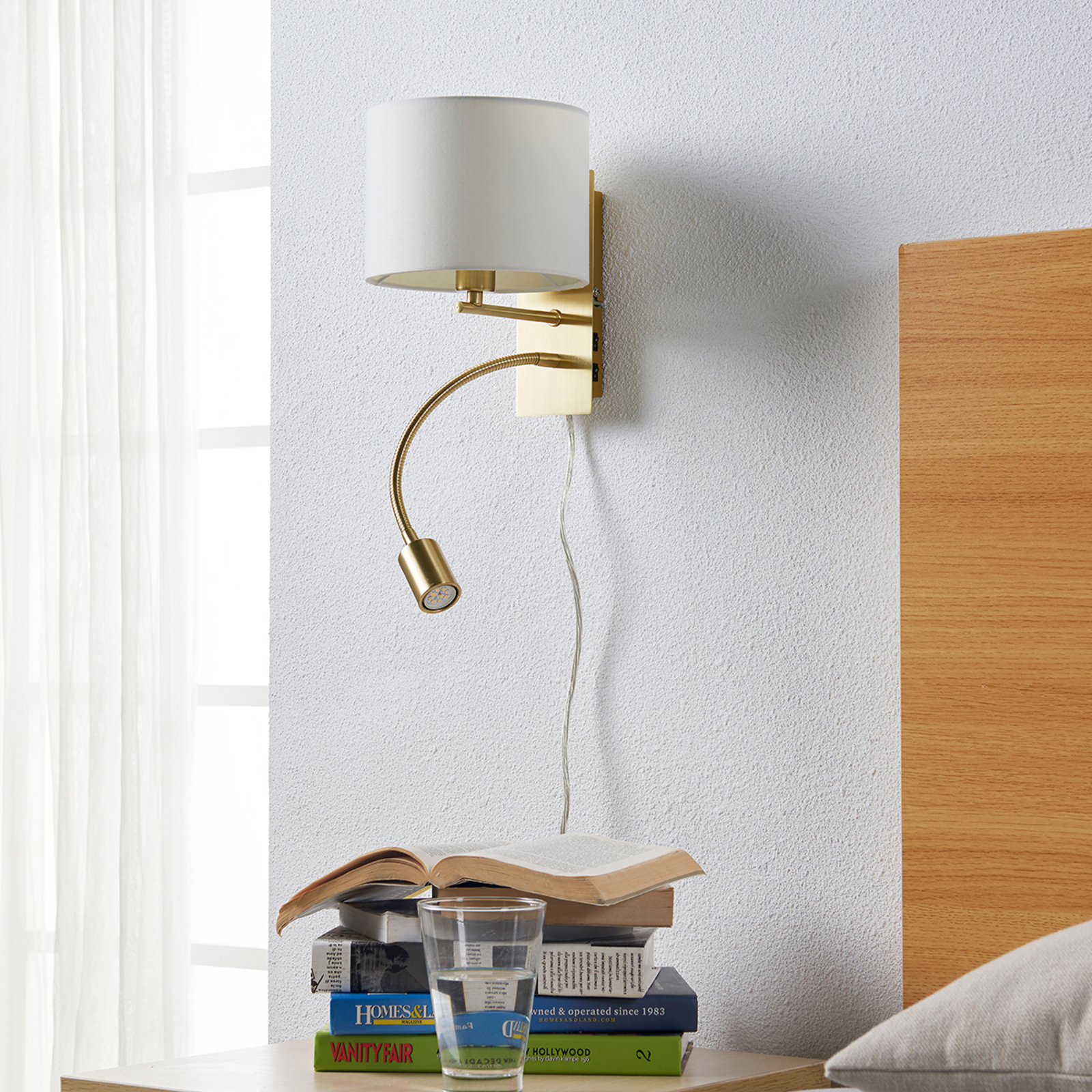 Messingkleurige wandlamp Florens met LED leeslamp