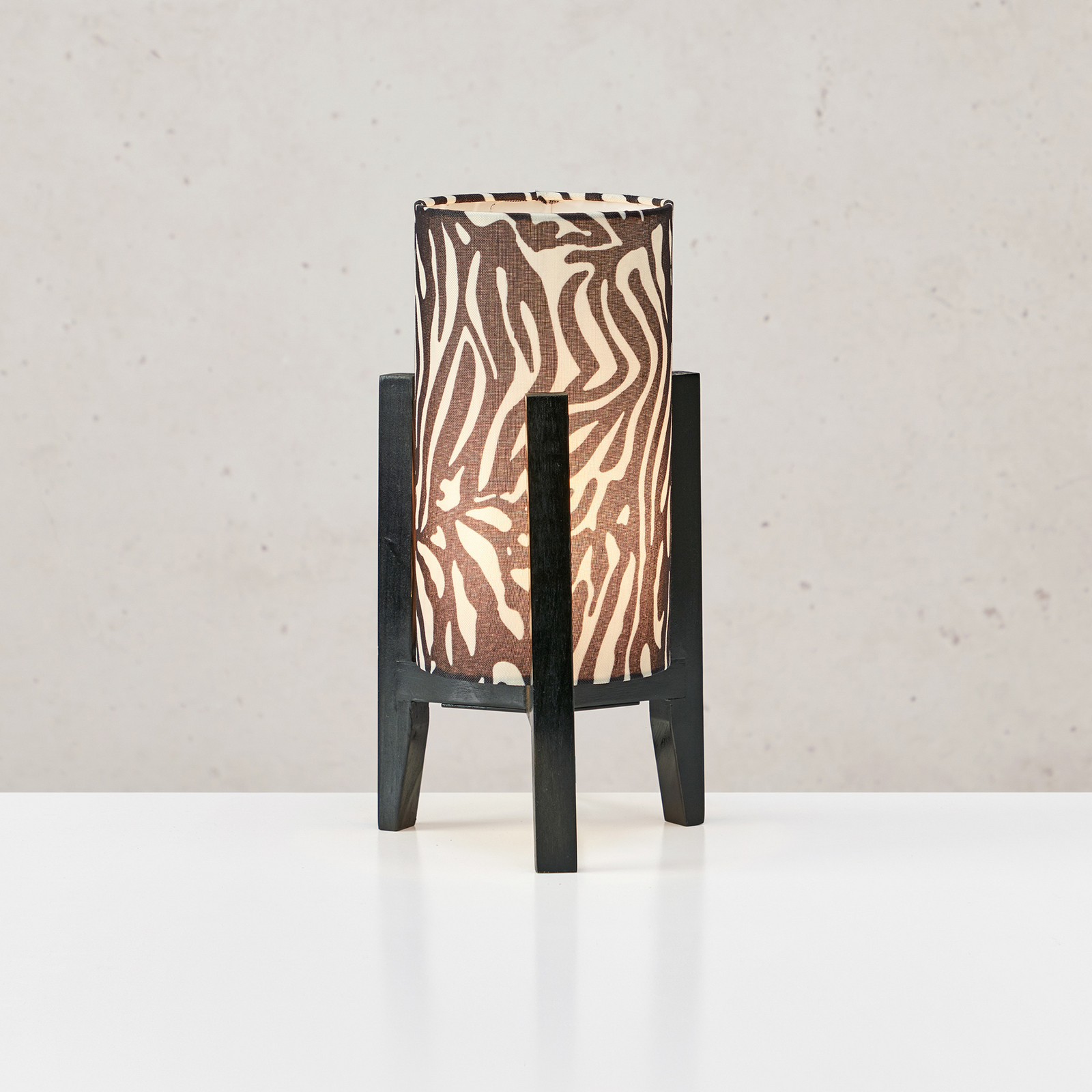 Candeeiro de mesa Markslöjd Eruca, preto/branco, tecido, E27 Candeeiro de mesa Markslöjd Eruca, preto/branco, tecido, E27
