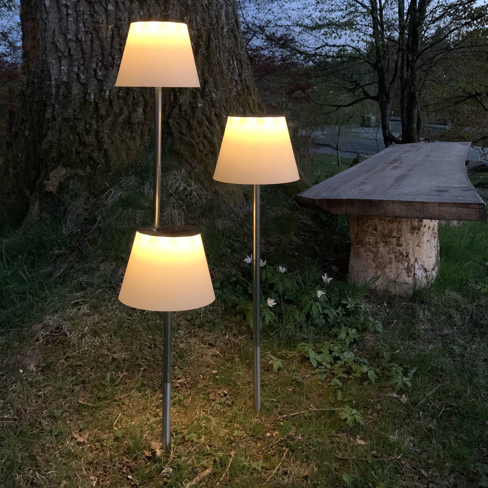 Lampa z grotem ziemnym LED Solini, biały/srebrny, wysokość 90 cm