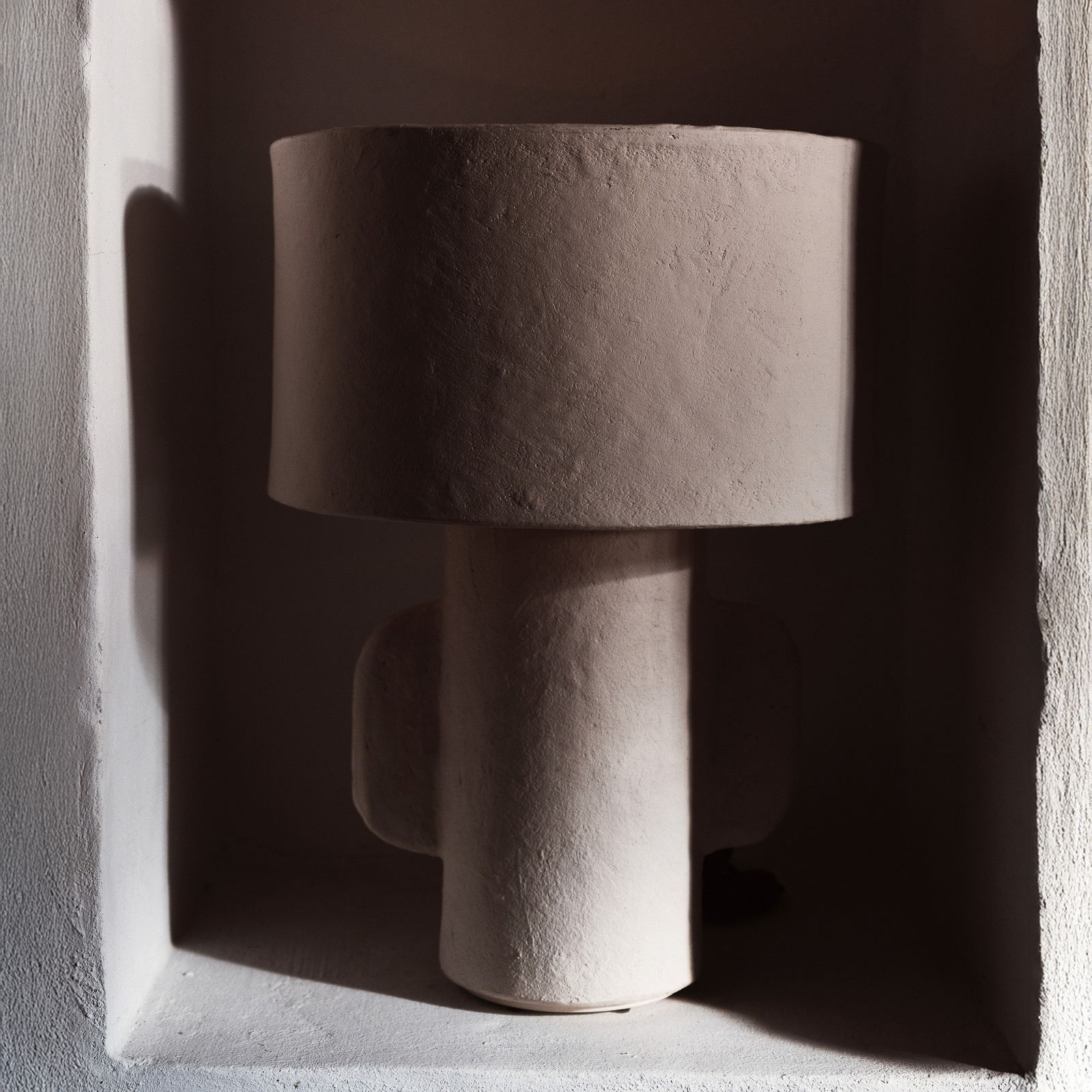 01 M WHITE EARTH bordlampe, hvid, papmaché, højde 54 cm, E27 – Serax