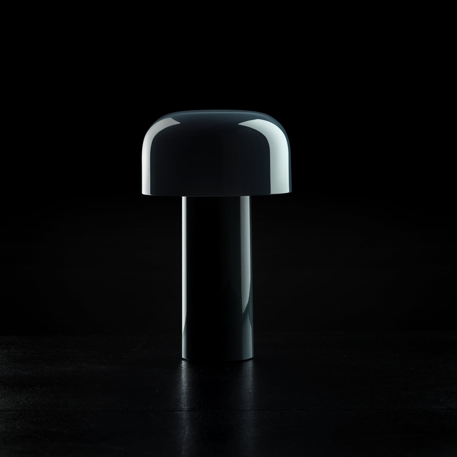 Lampada LED da tavolo ricaricabile Bellhop, blu, 21 cm, dimmerabile, IP54 - FLOS Lampada LED da tavolo ricaricabile Bellhop, blu, 21 cm, dimmerabile, IP54 - FLOS