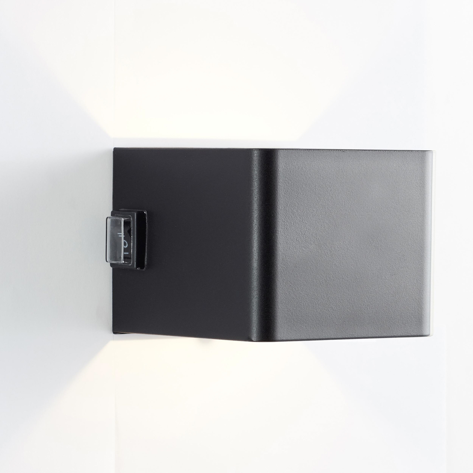 LED outdoor wall lamp Iseo, black, width 10 cm, sensor