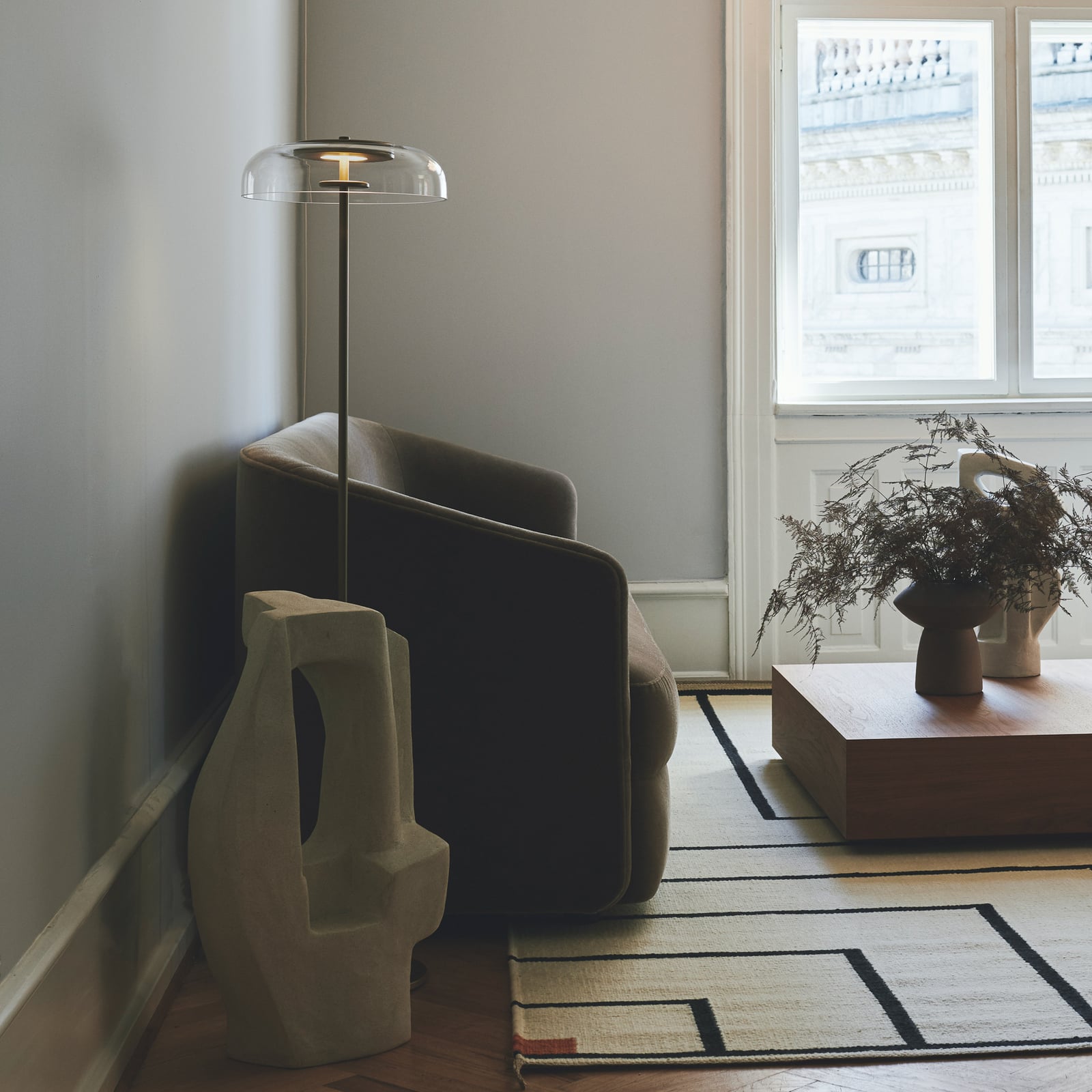 Nuura LED stojací lampa Blossi, výška 120 cm, zlatá/čirá