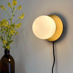 Dyberg Larsen aplique de pared Sia, color ópalo/latón, Ø 12 cm