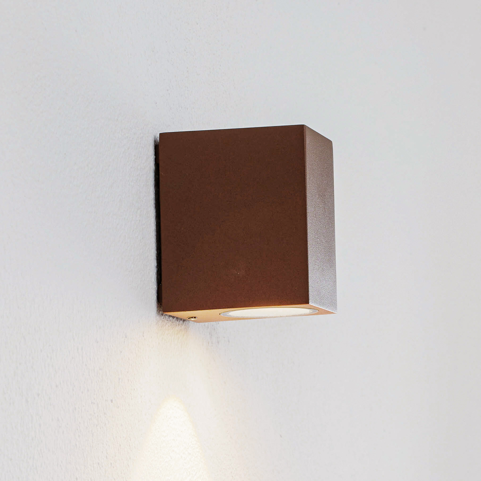 Rustbrun udendørs LED væglampe Tavi, højde 9,5 cm