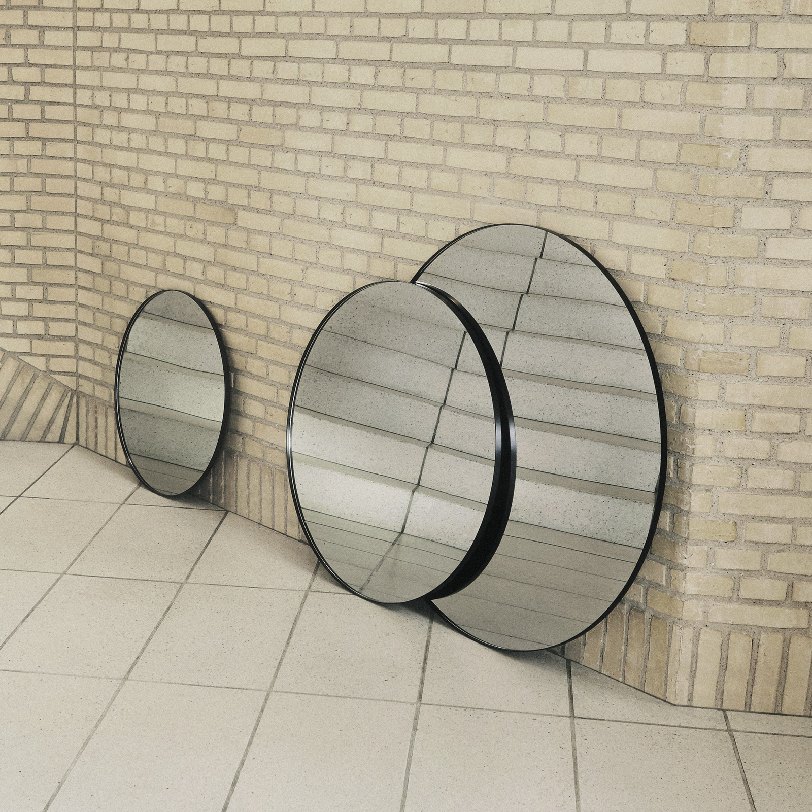 AYTM miroir Circum, transparent / noir, Ø 70 cm, verre, MDF-bois