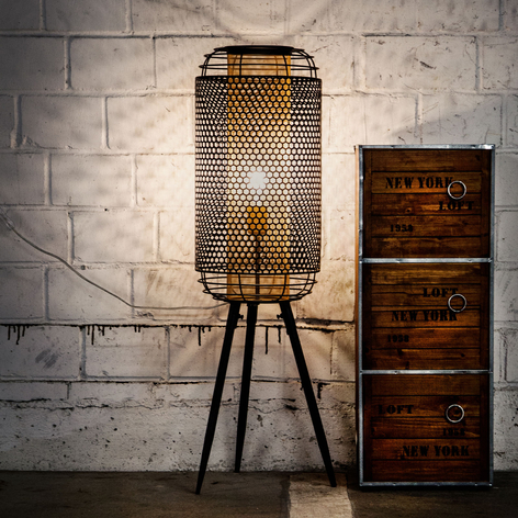 Denton standerlampe, trebenet, metalskærm