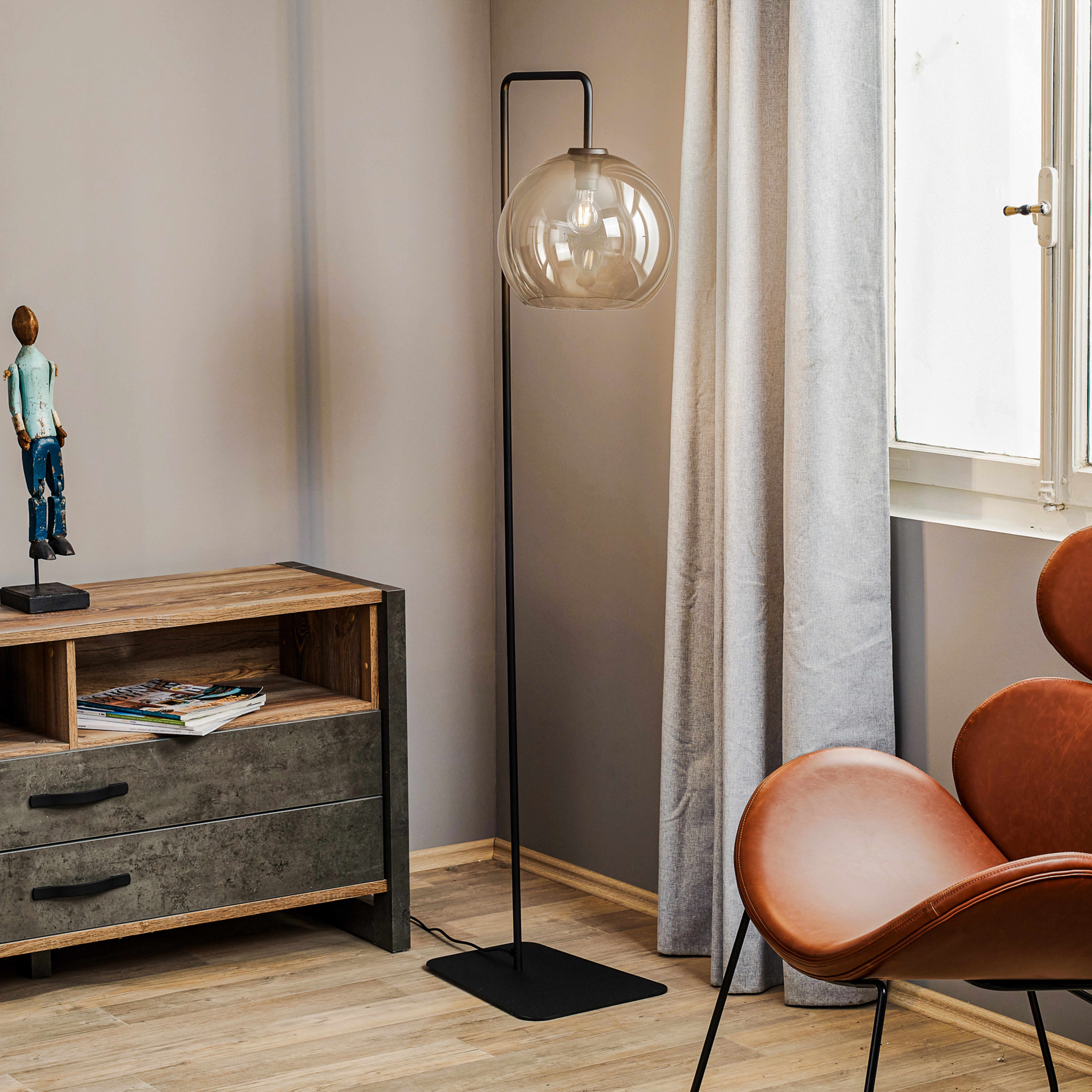 Gulvlampe Monaco med glasskule skjerm