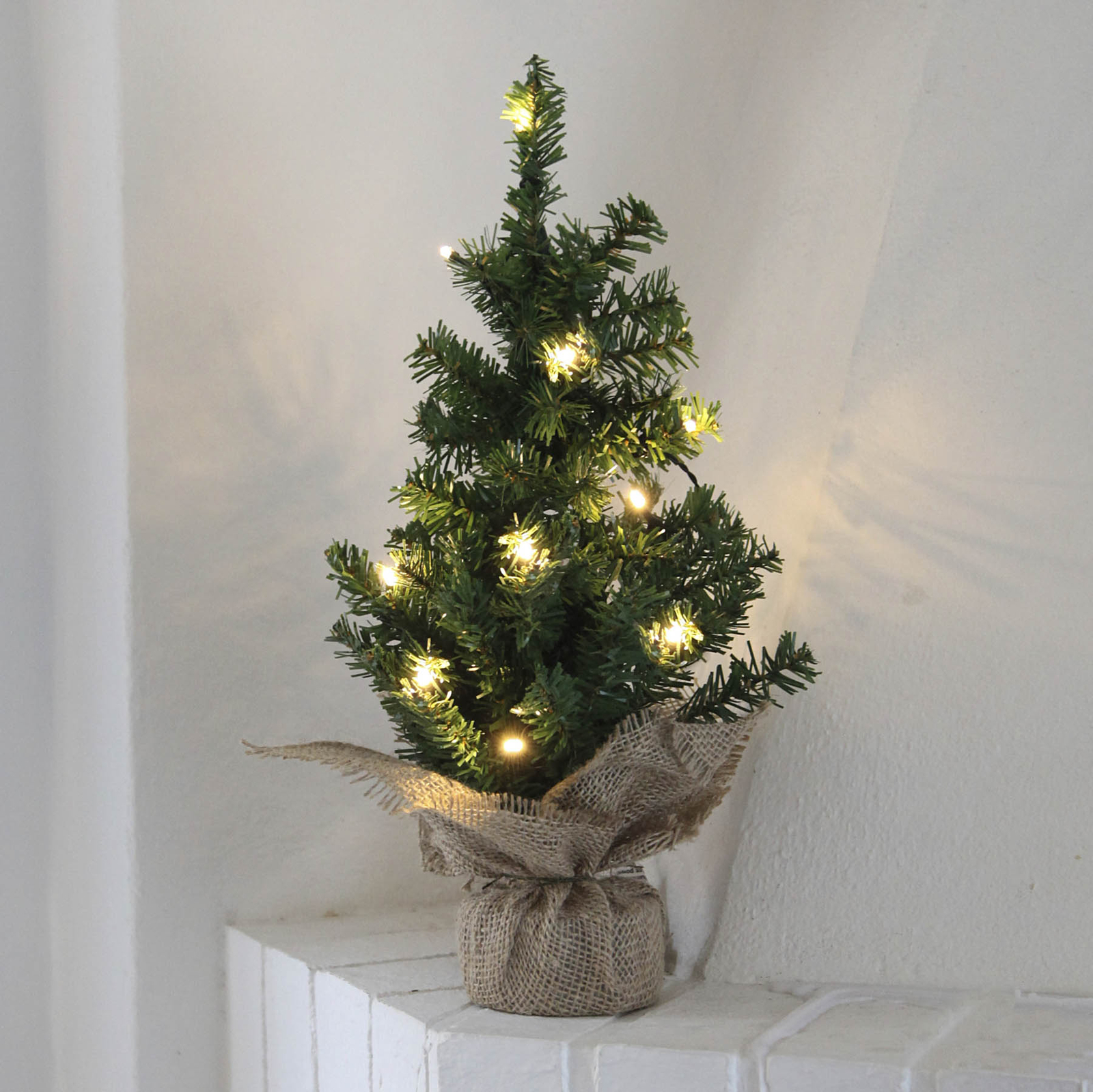 Tree-LED-joulukuusi juuttisäkissä
