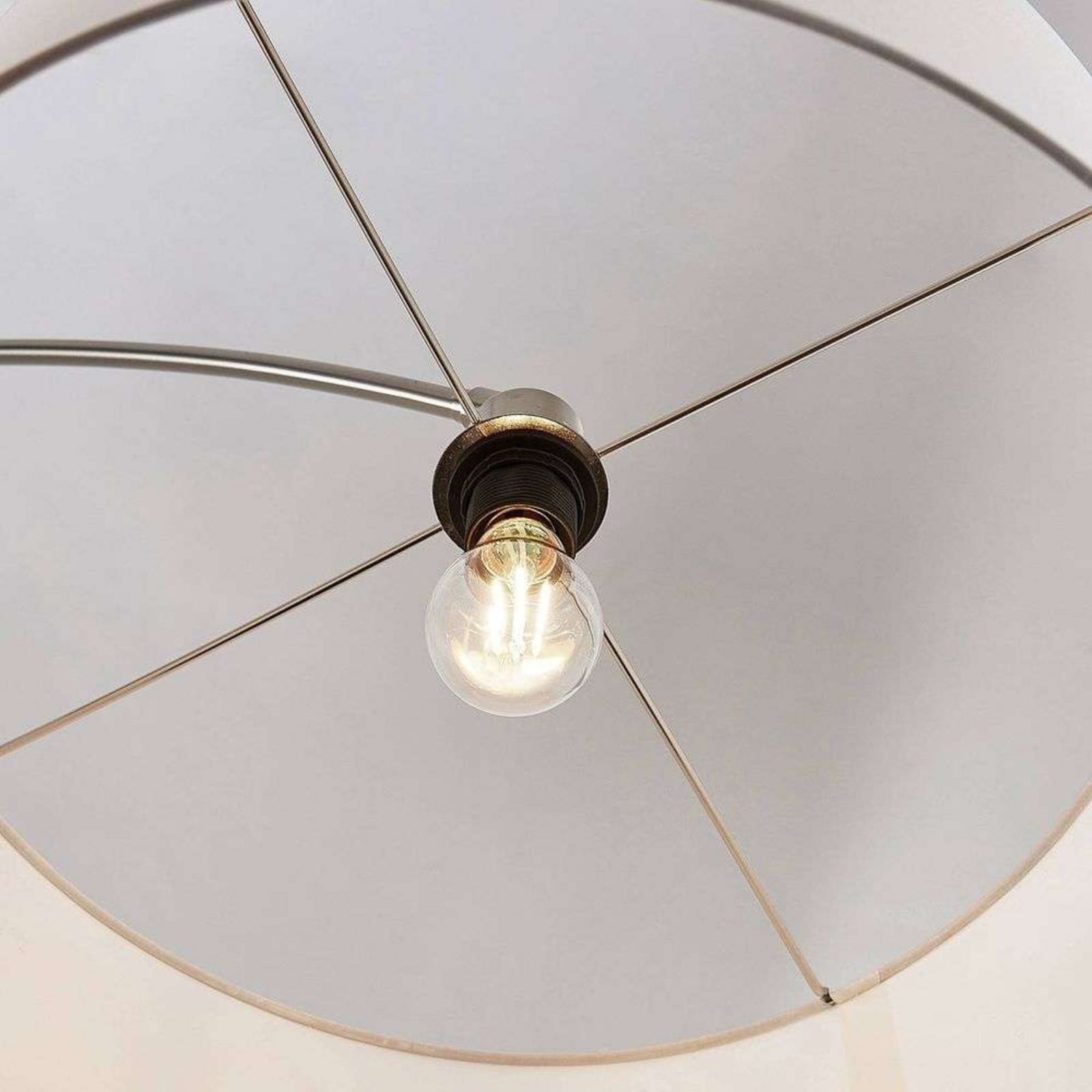 Gebogen vloerlamp Belinda met witte stoffen kap Gebogen vloerlamp Belinda met witte stoffen kap