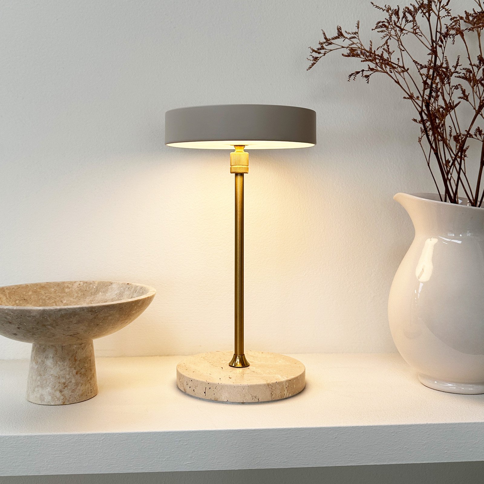 Dyberg Larsen Lampă de masă cu LED și baterie reîncărcabilă Moonlight bej - Camera de zi / sufragerie - Design - bej alamă - Piatră