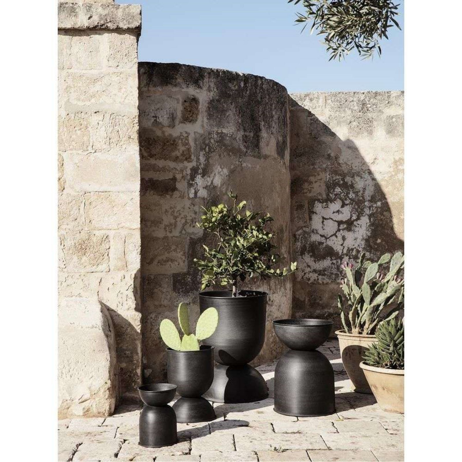 Hourglass Pot Extra Chica Negro - Ferm Living